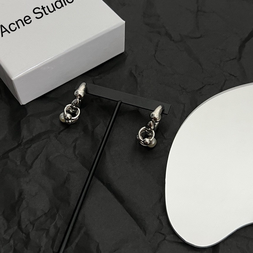 】Acne Studios 来自🇸🇪瑞典小众 圆圈珍珠耳环 高端定制  简单大方 华丽登场，很难见到如此