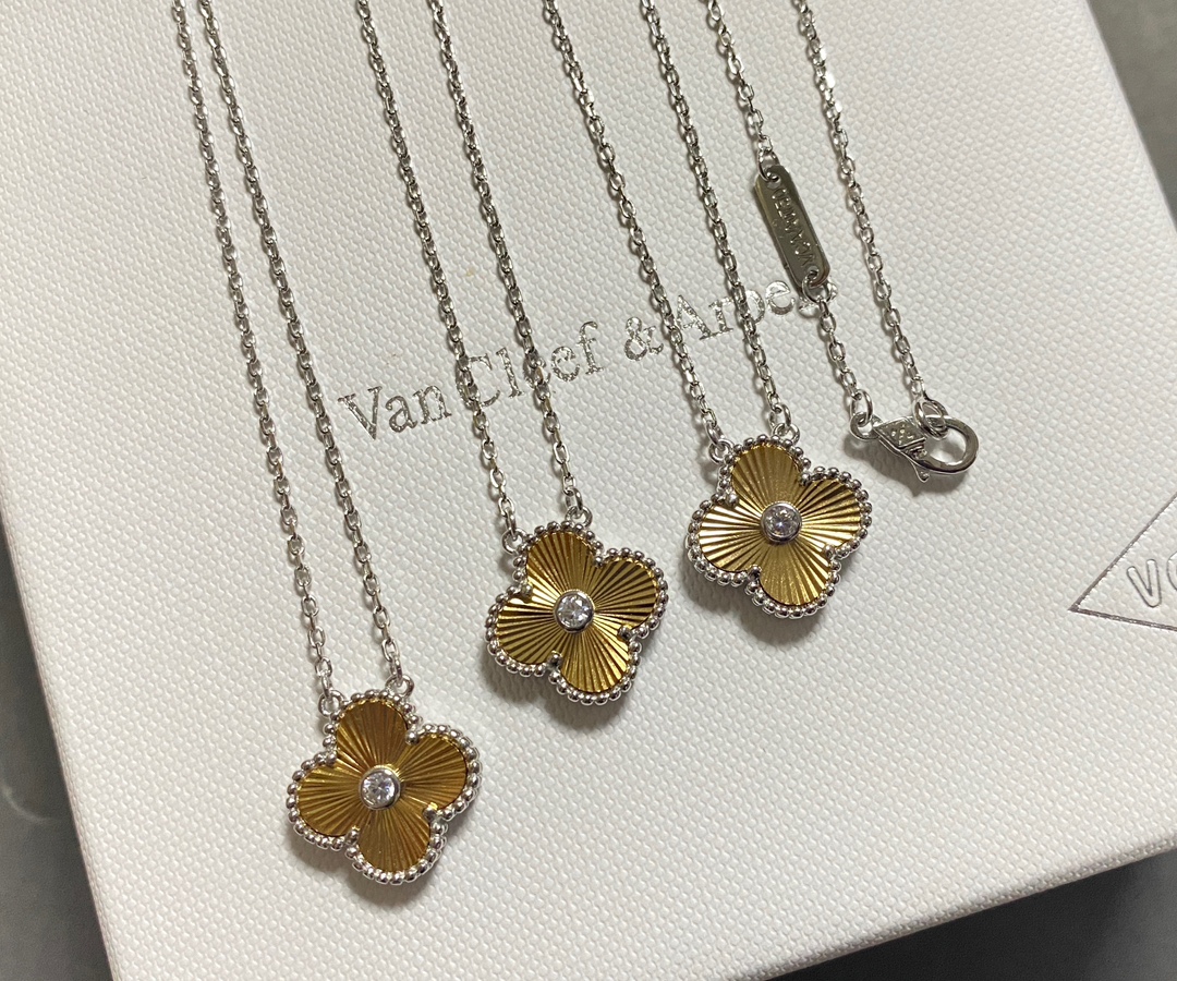 NO:102140,VCA's classic laser design, this year's color matching is pretty good. Platinum champagne color matching, not picky skin tone, Vac necklace, necklace19860909VCA经典的镭射设计,今年的配色还不错 白金色香槟色的配色,不挑肤色,Vac项链,necklace,Jewelry