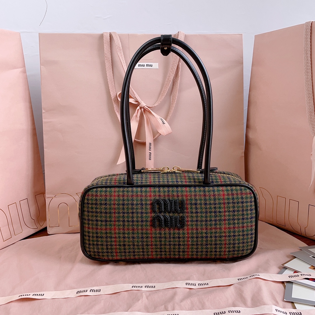 NO:201485,Genuine grade 5BB147Miu's new houndstooth bowling ball, using new wool fabric with high-end plain calfskin, bold and innovative design perfectly interprets Miu's eclectic, chic, casual and inclusive attitude towards life. This bag is cool, freeze-shaped and exquisite multi-functional design, combining men's and women's clothing elements, casual and lazy, natural and free, full of personality, brand new canvas lining, it is not unreasonable to be popular all over the Internet, major fashion celebrities love to carry it, size 28X12X9cm (with original packaging), MIUMIU, miumiu, cowhide19860909正品级 5BB147Miu新品千鸟格保龄球,采用全新羊毛面料搭配高级平纹小牛皮,大胆创新的设计完美诠释了Miu不拘一格,潇洒随意包容的人生态度,这款包包很酷,定格精致的多功能设计,融合男装和女装元素,随性慵懒,自然洒脱,充满个性,全新的帆布衬里,火遍全网不是没道理的,各大时尚搏主明星都爱背它,尺寸28X12X9cm（配原版包装）,MIUMIU,miumiu,cowhide,Bag