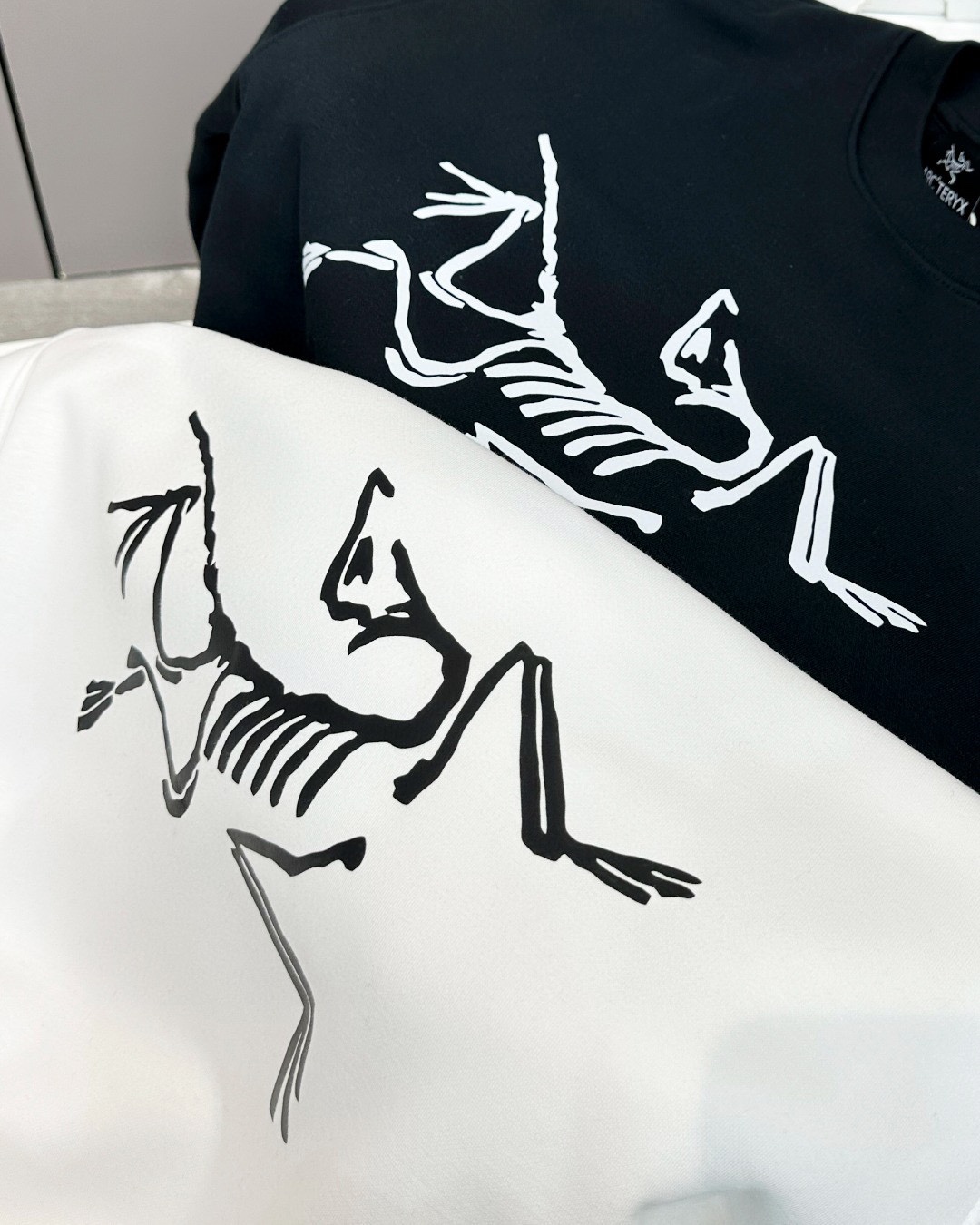 💰200（细节图）
ARC‘TERYX/始祖鸟手臂logo系列最新款套头银狐绒圆领卫衣休闲男女同款  顶级版本

✅尺码：S~XL
✅颜色：黑色、白色

✅细节版本1:1复刻 重磅专柜最新款！绝对私房牛货！460G高克重银狐绒材质，厚重感十足！！

✅原版定位印花细节，德国进口的数码印机 所以印花是超清晰的 穿久了也不会裂 普通的印花技术根本做不到!!

✅os版型超正！宽松舒适！情侣款💑百搭首选！

尺码表：
S （100-135斤）：衣长68 胸围104 肩宽45
M （135-150斤）:  衣长70 胸围108 肩宽46
L（150-165斤） ： 衣长72 胸围112 肩宽48
XL（165-185斤）：衣长74 胸围116 肩宽49
注：手量尺寸，1~3cm误差