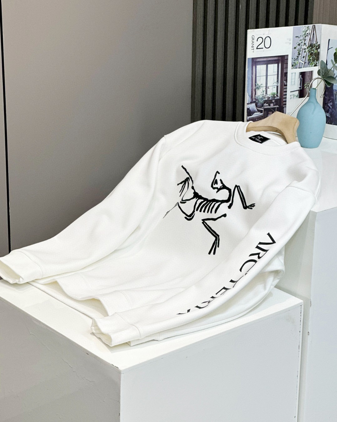 💰200（细节图）
ARC‘TERYX/始祖鸟手臂logo系列最新款套头银狐绒圆领卫衣休闲男女同款  顶级版本

✅尺码：S~XL
✅颜色：黑色、白色

✅细节版本1:1复刻 重磅专柜最新款！绝对私房牛货！460G高克重银狐绒材质，厚重感十足！！

✅原版定位印花细节，德国进口的数码印机 所以印花是超清晰的 穿久了也不会裂 普通的印花技术根本做不到!!

✅os版型超正！宽松舒适！情侣款💑百搭首选！

尺码表：
S （100-135斤）：衣长68 胸围104 肩宽45
M （135-150斤）:  衣长70 胸围108 肩宽46
L（150-165斤） ： 衣长72 胸围112 肩宽48
XL（165-185斤）：衣长74 胸围116 肩宽49
注：手量尺寸，1~3cm误差