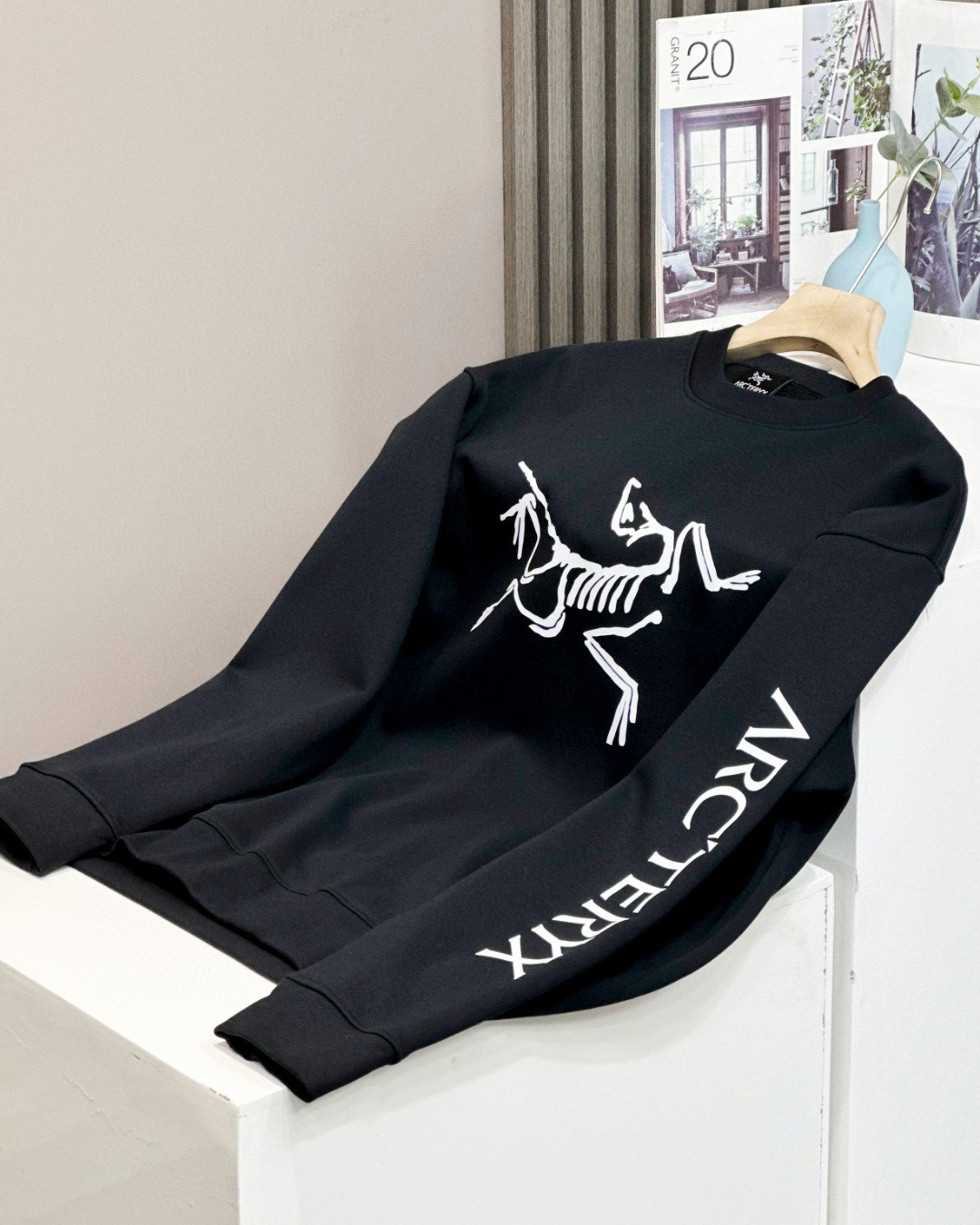 💰200（细节图）
ARC‘TERYX/始祖鸟手臂logo系列最新款套头银狐绒圆领卫衣休闲男女同款  顶级版本

✅尺码：S~XL
✅颜色：黑色、白色

✅细节版本1:1复刻 重磅专柜最新款！绝对私房牛货！460G高克重银狐绒材质，厚重感十足！！

✅原版定位印花细节，德国进口的数码印机 所以印花是超清晰的 穿久了也不会裂 普通的印花技术根本做不到!!

✅os版型超正！宽松舒适！情侣款💑百搭首选！

尺码表：
S （100-135斤）：衣长68 胸围104 肩宽45
M （135-150斤）:  衣长70 胸围108 肩宽46
L（150-165斤） ： 衣长72 胸围112 肩宽48
XL（165-185斤）：衣长74 胸围116 肩宽49
注：手量尺寸，1~3cm误差