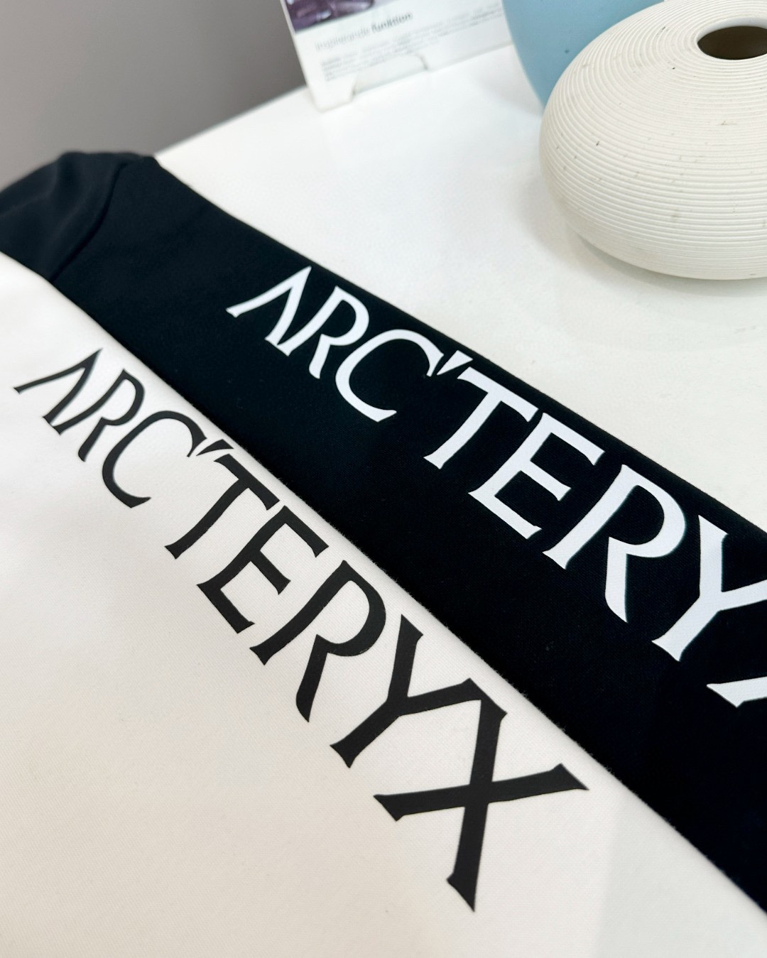 💰200（细节图）
ARC‘TERYX/始祖鸟手臂logo系列最新款套头银狐绒圆领卫衣休闲男女同款  顶级版本

✅尺码：S~XL
✅颜色：黑色、白色

✅细节版本1:1复刻 重磅专柜最新款！绝对私房牛货！460G高克重银狐绒材质，厚重感十足！！

✅原版定位印花细节，德国进口的数码印机 所以印花是超清晰的 穿久了也不会裂 普通的印花技术根本做不到!!

✅os版型超正！宽松舒适！情侣款💑百搭首选！

尺码表：
S （100-135斤）：衣长68 胸围104 肩宽45
M （135-150斤）:  衣长70 胸围108 肩宽46
L（150-165斤） ： 衣长72 胸围112 肩宽48
XL（165-185斤）：衣长74 胸围116 肩宽49
注：手量尺寸，1~3cm误差