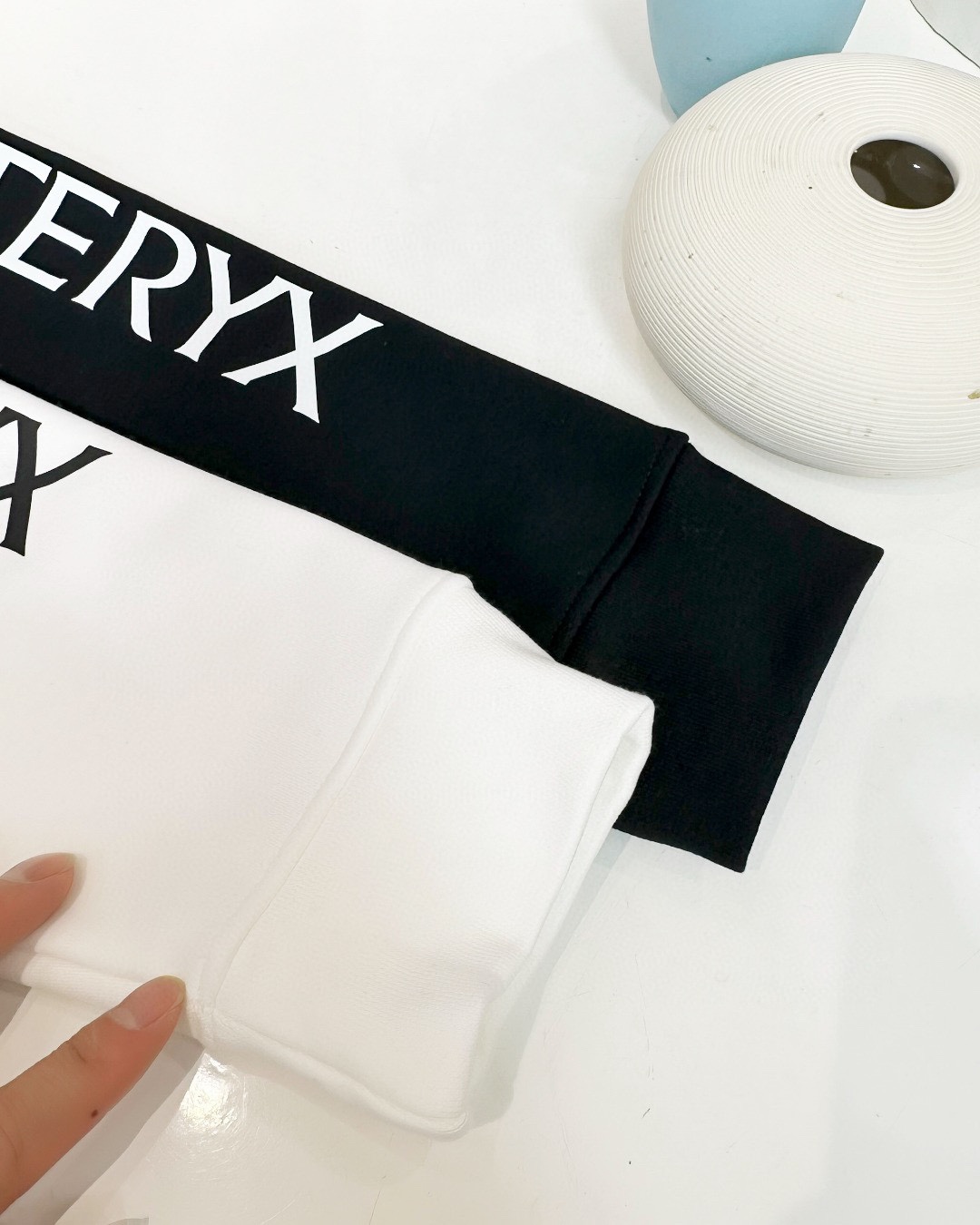 💰200（细节图）
ARC‘TERYX/始祖鸟手臂logo系列最新款套头银狐绒圆领卫衣休闲男女同款  顶级版本

✅尺码：S~XL
✅颜色：黑色、白色

✅细节版本1:1复刻 重磅专柜最新款！绝对私房牛货！460G高克重银狐绒材质，厚重感十足！！

✅原版定位印花细节，德国进口的数码印机 所以印花是超清晰的 穿久了也不会裂 普通的印花技术根本做不到!!

✅os版型超正！宽松舒适！情侣款💑百搭首选！

尺码表：
S （100-135斤）：衣长68 胸围104 肩宽45
M （135-150斤）:  衣长70 胸围108 肩宽46
L（150-165斤） ： 衣长72 胸围112 肩宽48
XL（165-185斤）：衣长74 胸围116 肩宽49
注：手量尺寸，1~3cm误差