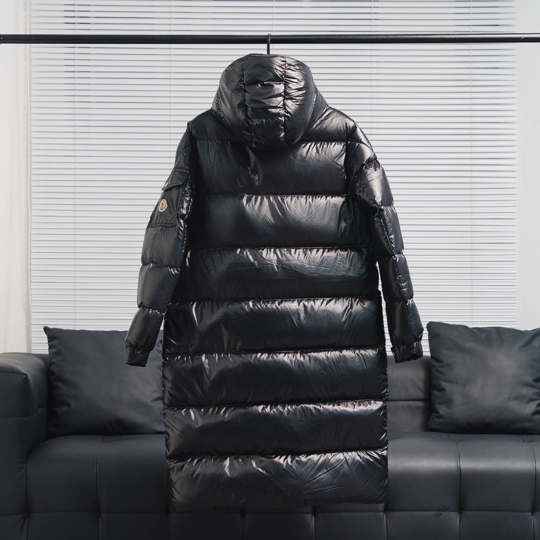 #Moncler/蒙口#Hanovcrtan长玛雅/长款羽绒服#019#
该款派克大衣采用标志性的闪亮漆面尼龙制成,满载功能性细节,确保温暖呵护。设有可拆卸风帽、拉链口袋、可调节袖口以及按扣拉链翻盖门襟。衣袖点缀商标,内里绿色 为整体造型增添一抹独特气息。
➖NFC感应防伪芯片
➖欧标95%白鹅绒,市面独家使用。
➖独家采用台湾原厂尼龙nylon内外面料。
➖辅料五金原厂定制,还原正品级品质。
SIZE:1# 2# 3# 4# 5# 6#