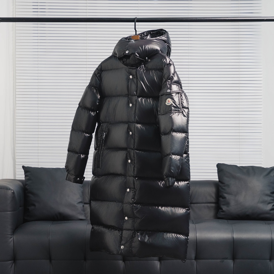 #Moncler/蒙口#Hanovcrtan长玛雅/长款羽绒服#019#
该款派克大衣采用标志性的闪亮漆面尼龙制成,满载功能性细节,确保温暖呵护。设有可拆卸风帽、拉链口袋、可调节袖口以及按扣拉链翻盖门襟。衣袖点缀商标,内里绿色 为整体造型增添一抹独特气息。
➖NFC感应防伪芯片
➖欧标95%白鹅绒,市面独家使用。
➖独家采用台湾原厂尼龙nylon内外面料。
➖辅料五金原厂定制,还原正品级品质。
SIZE:1# 2# 3# 4# 5# 6#