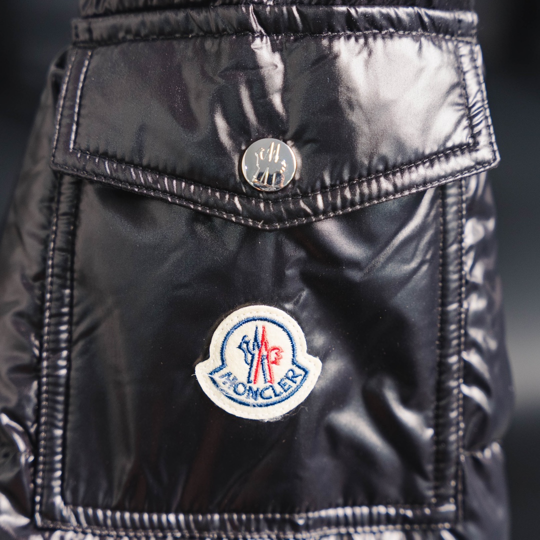 #Moncler/蒙口#Hanovcrtan长玛雅/长款羽绒服#019#
该款派克大衣采用标志性的闪亮漆面尼龙制成,满载功能性细节,确保温暖呵护。设有可拆卸风帽、拉链口袋、可调节袖口以及按扣拉链翻盖门襟。衣袖点缀商标,内里绿色 为整体造型增添一抹独特气息。
➖NFC感应防伪芯片
➖欧标95%白鹅绒,市面独家使用。
➖独家采用台湾原厂尼龙nylon内外面料。
➖辅料五金原厂定制,还原正品级品质。
SIZE:1# 2# 3# 4# 5# 6#