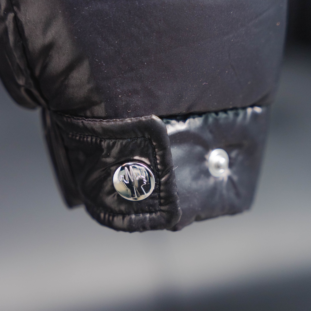 #Moncler/蒙口#Hanovcrtan长玛雅/长款羽绒服#019#
该款派克大衣采用标志性的闪亮漆面尼龙制成,满载功能性细节,确保温暖呵护。设有可拆卸风帽、拉链口袋、可调节袖口以及按扣拉链翻盖门襟。衣袖点缀商标,内里绿色 为整体造型增添一抹独特气息。
➖NFC感应防伪芯片
➖欧标95%白鹅绒,市面独家使用。
➖独家采用台湾原厂尼龙nylon内外面料。
➖辅料五金原厂定制,还原正品级品质。
SIZE:1# 2# 3# 4# 5# 6#