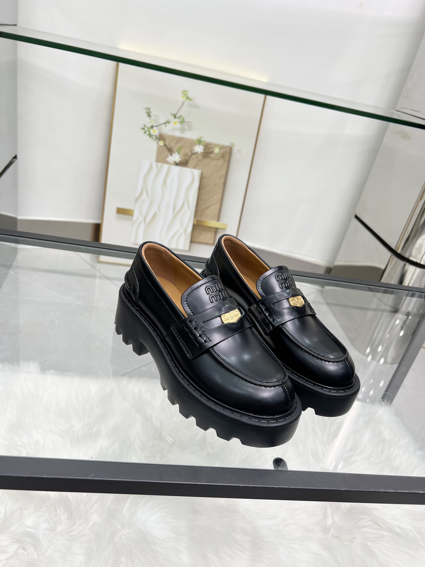 NO:231695,The latest showcase coin loafers in the Miao family in 25 years. This model of Miao Miao is so beautiful. It’s invincible and looks super good when worn. The coin design is very retro and fashionable!  The upper is made of original imported beef patent leather, with beads on the edge, polished leather, beef tendon, beef inner foot pad, silk cow leather, all details, oily edges, original mold opening coins, hardware and copper buckles!  Imported silk cowhide with inner foot pads, original one-to-one open molded sole, molded sole 5cm high, loafers, loafers, cowhide19860909缪家25年最新走秀款钱币乐福鞋 缪缪这一款也太美了吧无敌搭配怎么穿都超级好看 钱币的设计很复古很时尚！ 鞋面采用原版进口牛漆皮 开边珠.擦色皮牛筋牛内里垫脚丝绸牛皮皮边全部细节油边处理原版开模钱币五金铜扣！ 内里垫脚进口丝绸牛皮 大底原版一比一开模大底 成型底高5cm,乐福鞋,loafers,cowhide,Women's Shoes