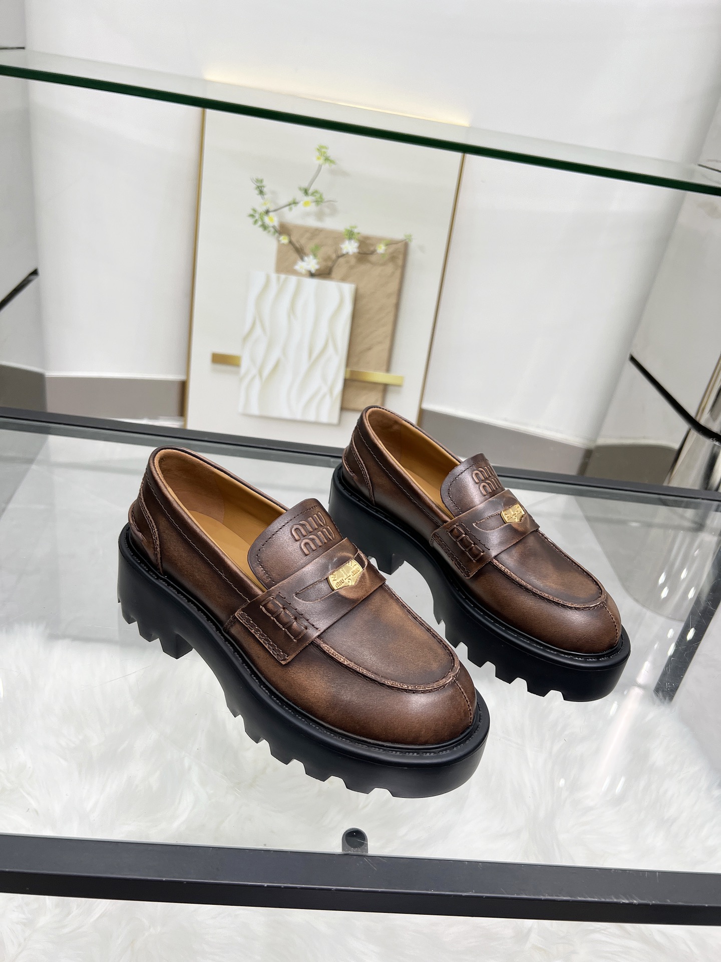 NO:231696,The latest showcase coin loafers in the Miao family in 25 years. This model of Miao Miao is so beautiful. It’s invincible and looks super good when worn. The coin design is very retro and fashionable!  The upper is made of original imported beef patent leather, with beads on the edge, polished leather, beef tendon, beef inner foot pad, silk cow leather, all details, oily edges, original mold opening coins, hardware and copper buckles!  Imported silk cowhide with inner foot pads, original one-to-one open molded sole, molded sole 5cm high, loafers, loafers, cowhide19860909缪家25年最新走秀款钱币乐福鞋 缪缪这一款也太美了吧无敌搭配怎么穿都超级好看 钱币的设计很复古很时尚！ 鞋面采用原版进口牛漆皮 开边珠.擦色皮牛筋牛内里垫脚丝绸牛皮皮边全部细节油边处理原版开模钱币五金铜扣！ 内里垫脚进口丝绸牛皮 大底原版一比一开模大底 成型底高5cm,乐福鞋,loafers,cowhide,Women's Shoes