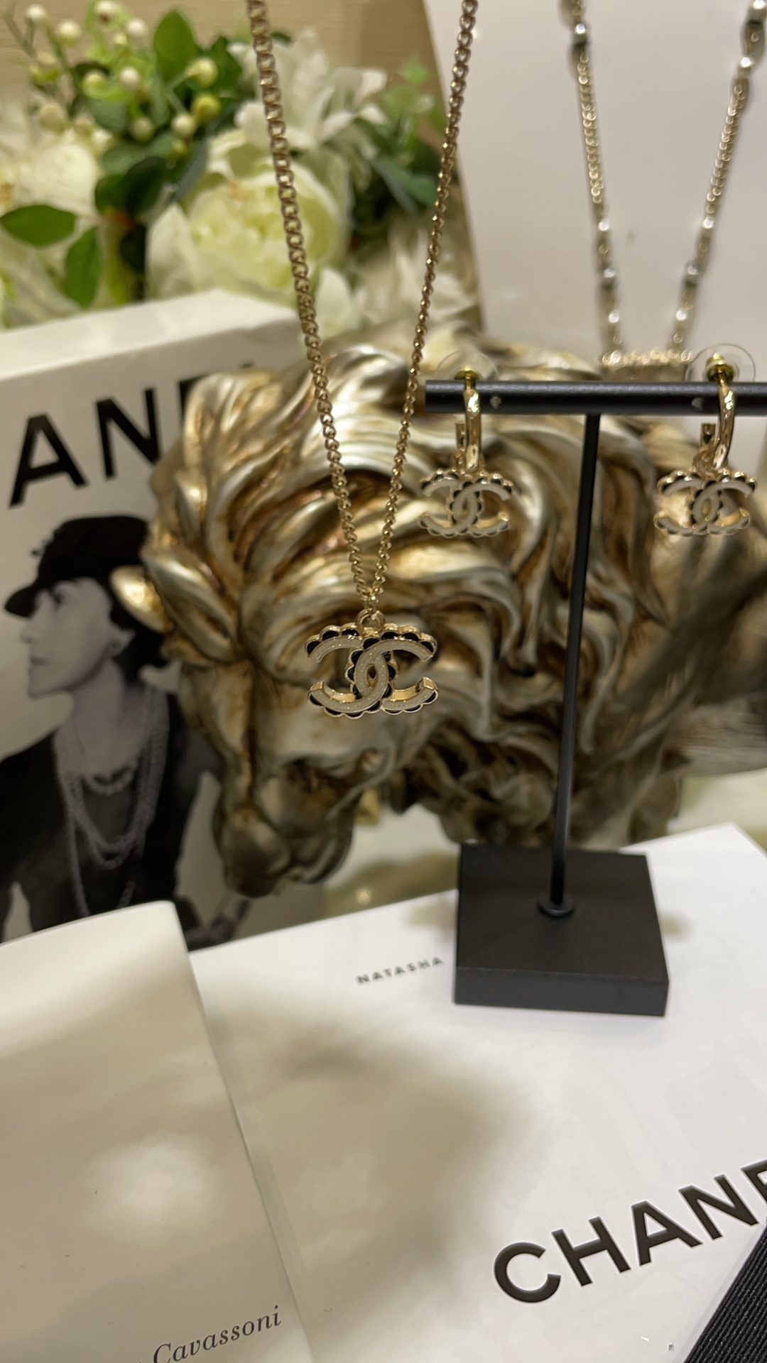 Chanel 𝑪𝒉𝒂𝒏𝒆𝒍 24B白色双C黑色珐琅花边小珍珠项链