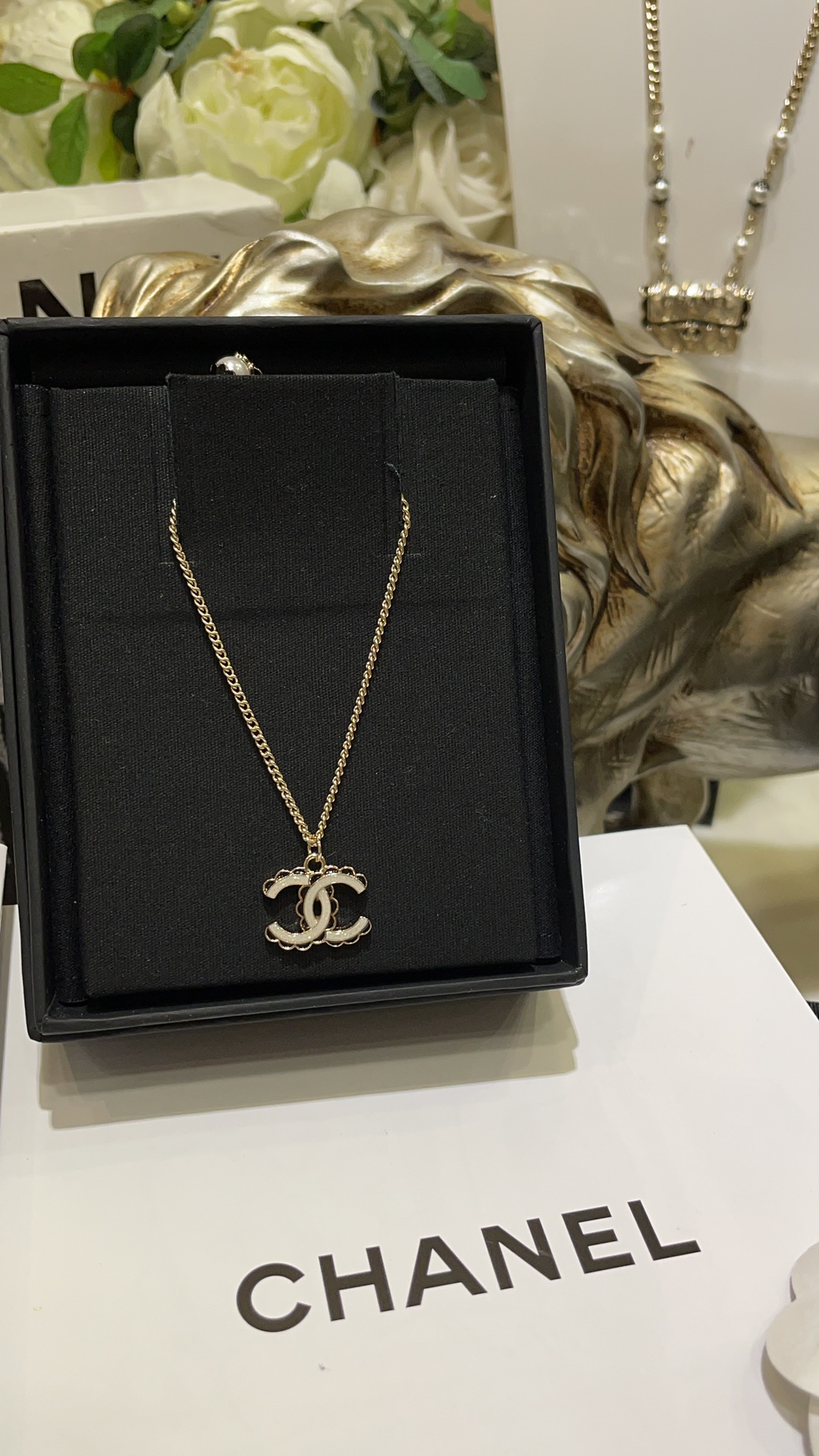 Chanel 𝑪𝒉𝒂𝒏𝒆𝒍 24B白色双C黑色珐琅花边小珍珠项链
