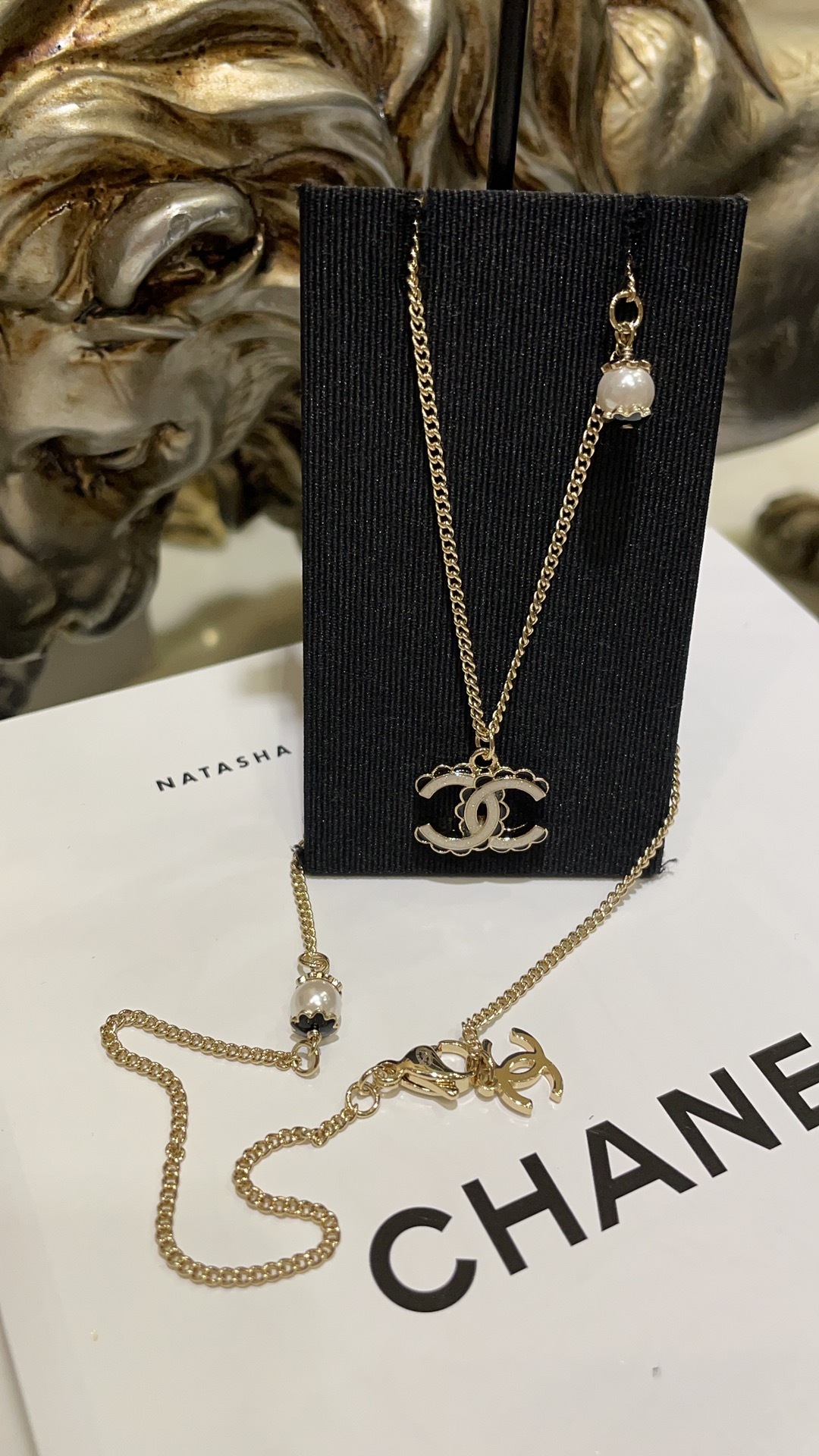 Chanel 𝑪𝒉𝒂𝒏𝒆𝒍 24B白色双C黑色珐琅花边小珍珠项链