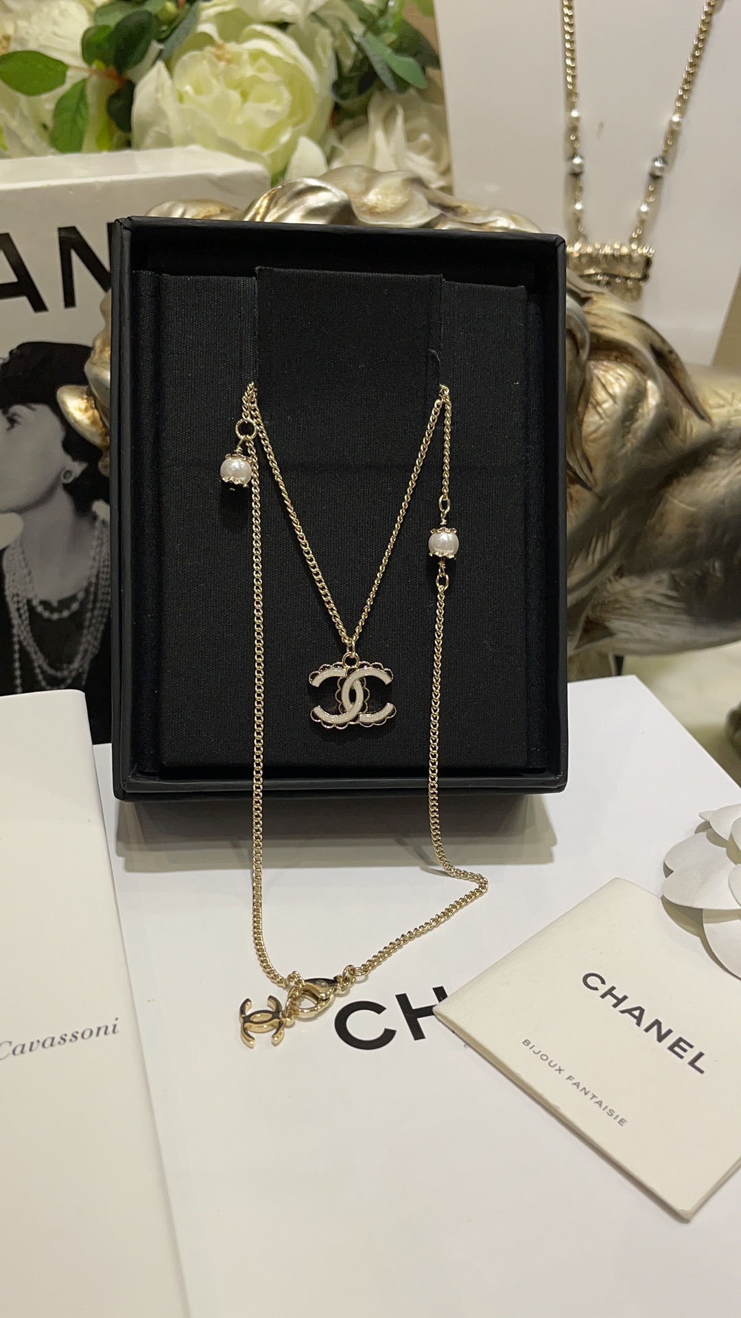 Chanel 𝑪𝒉𝒂𝒏𝒆𝒍 24B白色双C黑色珐琅花边小珍珠项链