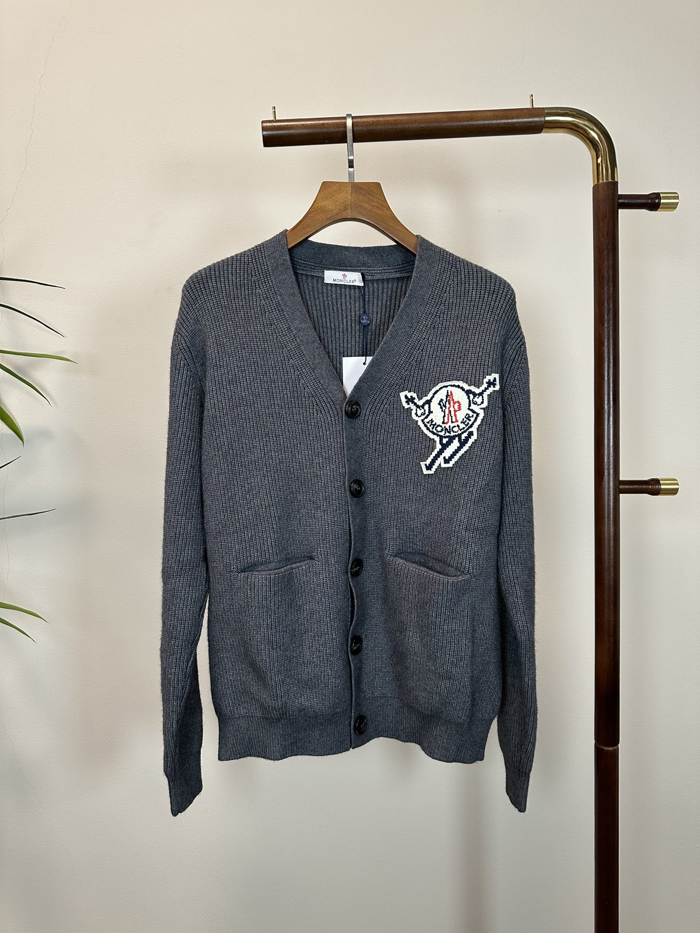 NO:423379,(Support after-sales service after-year) MON thickened cardigan sweater!  Fast-Autumn and Winter Products, casual and handsome zippered collar design makes you look slim!  Imported pure wool is warm, comfortable and not bloated. It is not picky about people, high-end and fashionable, the same style as men and women!  M-3XL, Moncler, sweaters, alexander wang19860909（支持年后售后） MON 蒙口加厚开衫毛衣！秋冬爆款,随性帅气拉链立领版型设计超显瘦！进口纯羊毛保暖舒适不臃肿.不挑人上身高级又时髦,男女同款！M-3XL,,Moncler,sweaters,alexander wang,Men's clothing