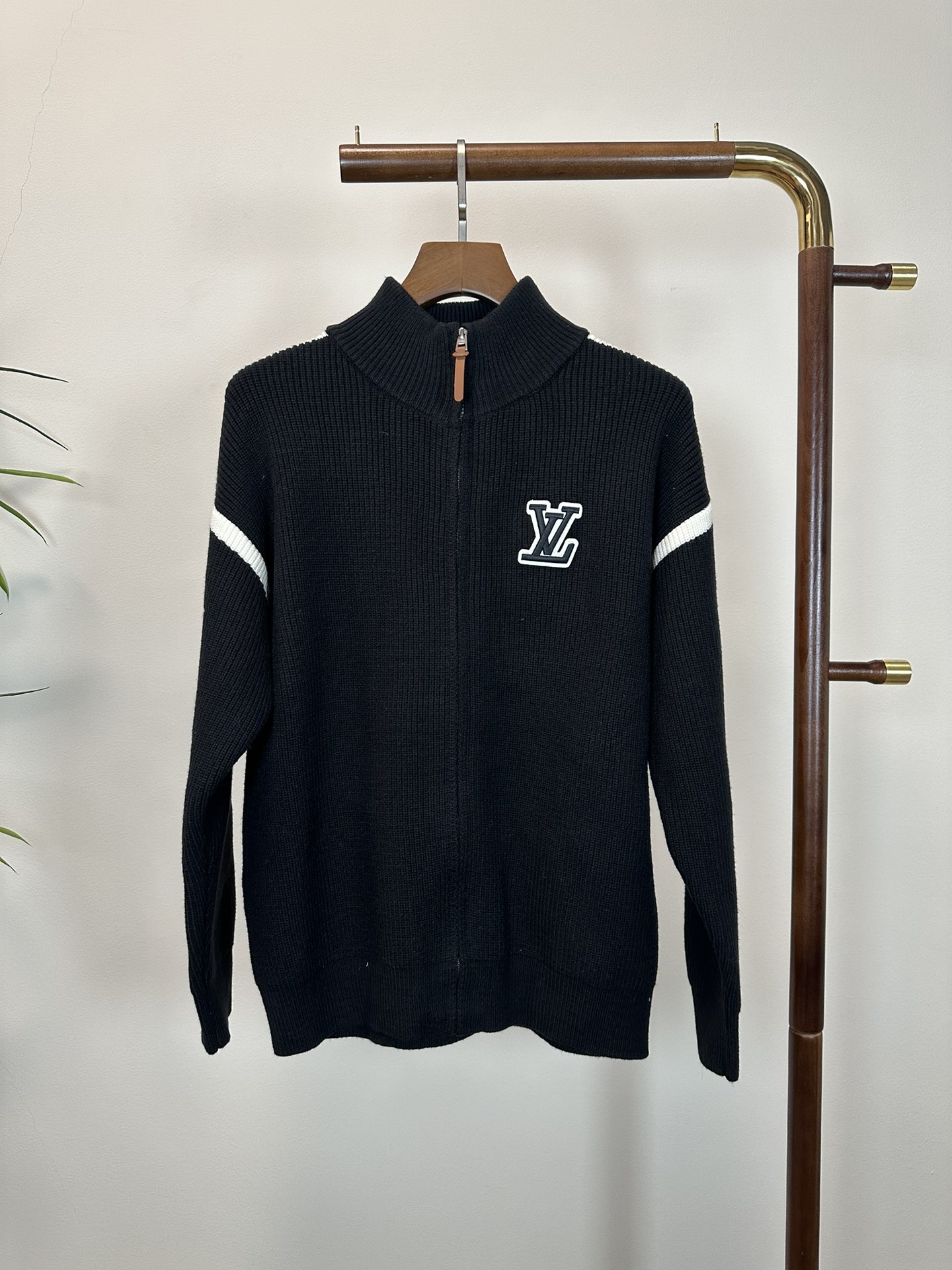 NO:423371,(Support after-sales service after-year) LV Louis thickened zipper sweater!  Fast-Autumn and Winter Products, casual and handsome zippered collar design makes you look slim!  Imported pure wool is warm, comfortable and not bloated. It is not picky about people, high-end and fashionable, the same style as men and women!  Color Black Gray Code M-3XL, louis vuitton,louis vuitton,sweaters,alexander wang19860909（支持年后售后） LV 路易加厚拉链毛衣！秋冬爆款,随性帅气拉链立领版型设计超显瘦！进口纯羊毛保暖舒适不臃肿.不挑人上身高级又时髦,男女同款！ 颜色 黑色 灰色 码数M-3XL,,louis vuitton,louis vuitton,sweaters,alexander wang,Men's clothing