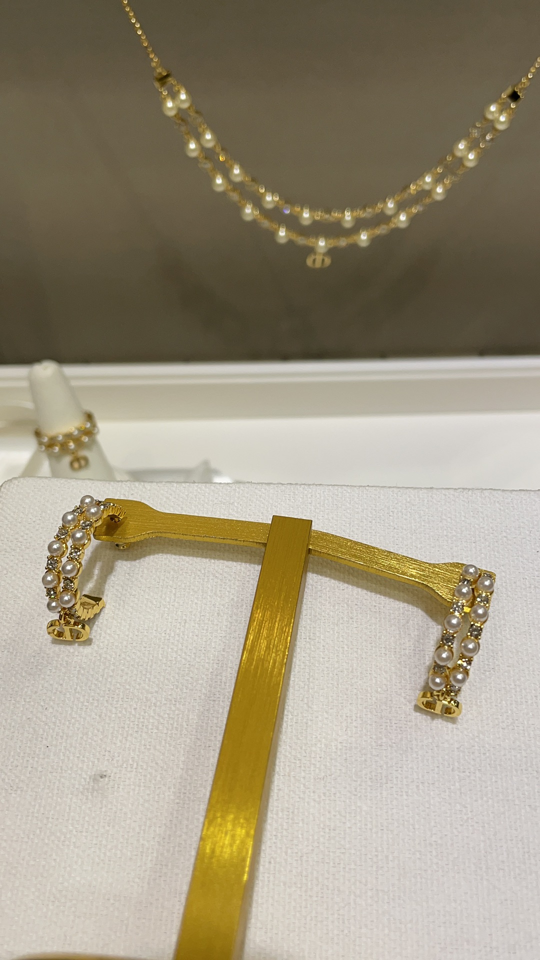 NO:631488,88170 Gold model arrived today. New Petit CD pearls and rhinestones gold CD pendant earrings. Pearls and rhinestones are so beautiful that there is no blind spot. Classic small earring design. Very rich girl temperament. Customized zp version. Brass material. Swarovski silver phantom diamond. Earrings with packaging, earrings, Cardia high-end jewelry.1986090988170今日到货金色款 新款Petit CD珍珠拼水钻金色CD吊坠耳圈耳环 珍珠拼水钻美得度无死角 经典小耳圈设计 非常有富家千金气质 zp版定制 黄铜材质 施华洛银色魅影钻 耳钉耳环带包装,,earrings,卡迪亚高端饰品,Jewelry