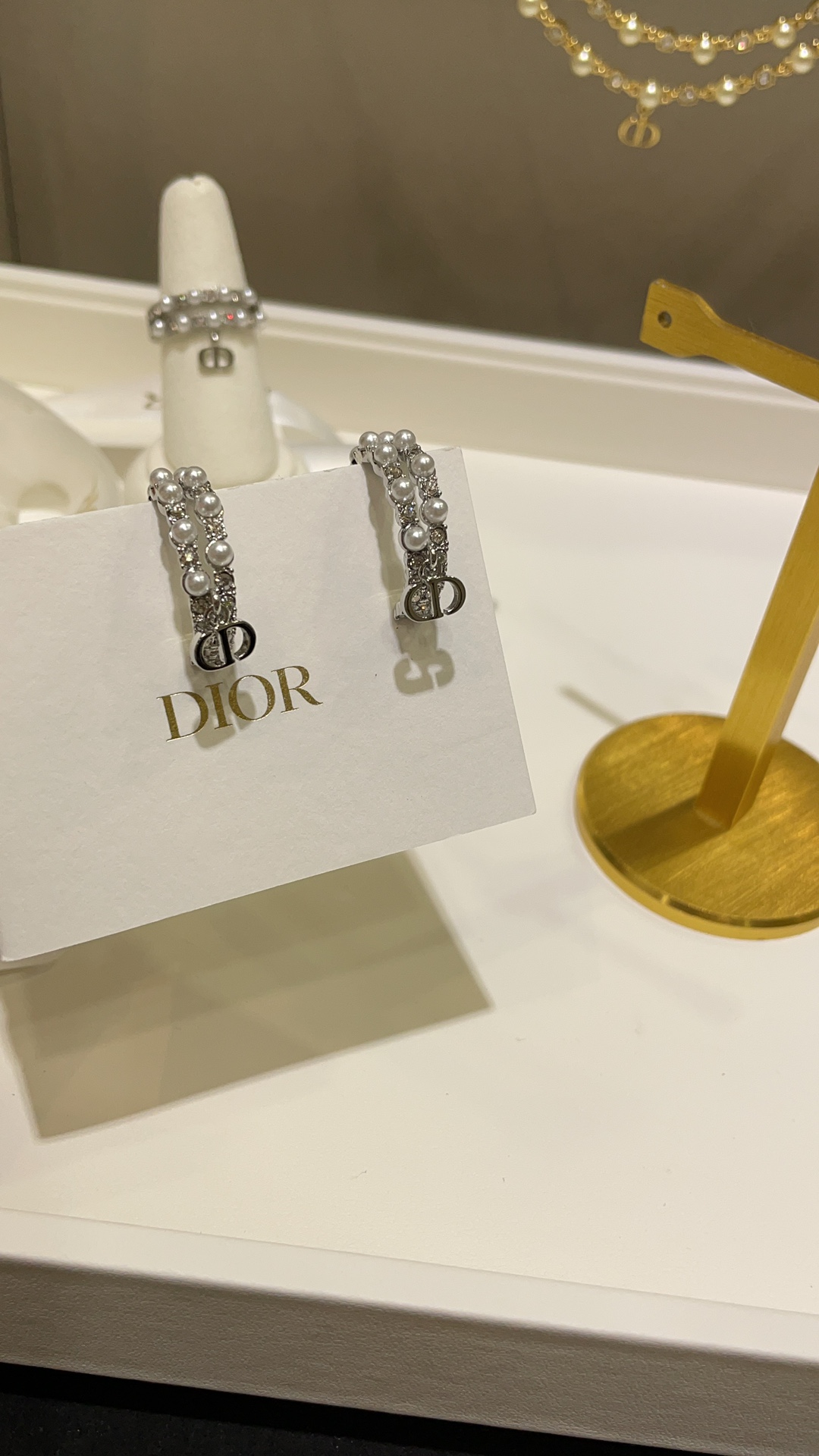 NO:631490,88170 Arrives today, silver model with baby's breath, new Petit CD pearls and rhinestones, silver CD pendant earrings, pearls and rhinestones, so beautiful that there is no blind spot, classic small earring design, very rich girl temperament, zp version customization, brass material, Swarovski silver phantom diamond, earrings, earrings with packaging, earrings, Cardia high-end jewelry1986090988170今日到货银色款满天星 新款Petit CD珍珠拼水钻银色CD吊坠耳圈耳环 珍珠拼水钻美得度无死角 经典小耳圈设计 非常有富家千金气质 zp版定制 黄铜材质 施华洛银色魅影钻 耳钉耳环带包装,,earrings,卡迪亚高端饰品,Jewelry