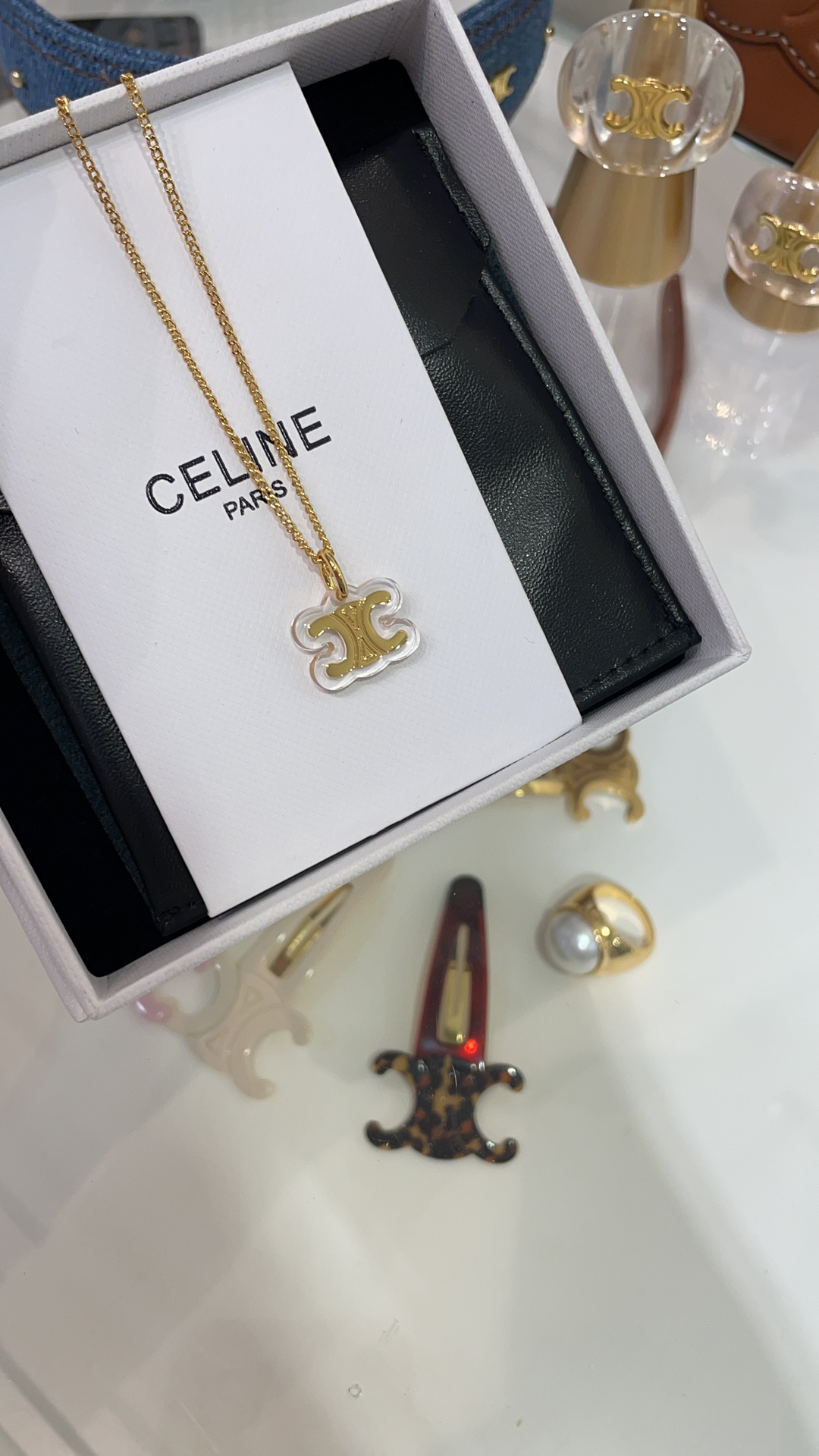 NO:632163,88180, arrived today to buy yb's new golden Arc de Triomphe logo transparent resin necklace. The golden Arc de Triomphe logo is wrapped in a layer of transparent resin. It's like being wrapped in ice cubes. It's so cute. Exquisite and delicate. It's suitable for daily or date wear. Exclusively purchased from yb. Customized. Made of the same brass material, necklace, Cartier high-end jewelry.1986090988180,今日到货购入yb 新款金色凯旋门徽标透明树脂项链 金色凯旋门徽标外面裹一层透明树脂 就像被包裹在冰块里 太可爱啦 精致又秀气 很适合日常或约会佩戴 独家购入yb定制 一致黄铜材质,,necklace,卡迪亚高端饰品,Jewelry