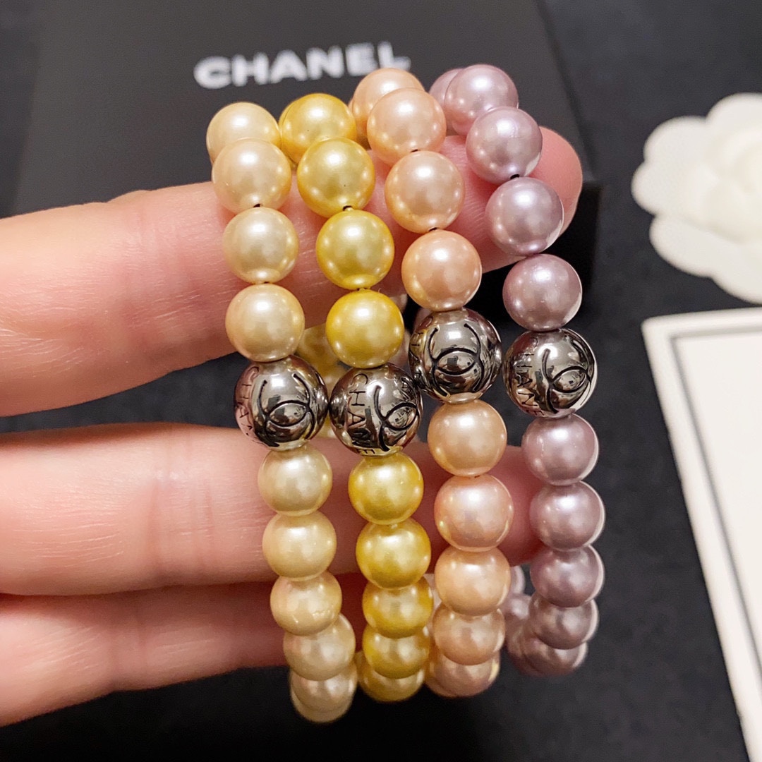 NO:105230,Chanel Chanel letter double C high-end imported pearl bracelet!  Four colors look white and thick!  The classic and popular products of Thousand Years Amber and Ten Thousand Years of Beeswax are coming. The brand of Big Brand is absolutely omniscient among fashionable women. It is a well-known brand that is always popular when the years are shipped. It is a well-known brand that is synchronized with authentic molds. It has exclusive high-end quality and super good selling and sought-after neutral models for both men and women!  Elastic rope, jewelry quality, chanel, chanel, bracelet19860909香奈儿Chanel字母双C高级进口珍珠手链！四个颜色显白厚实感十足！千年琥珀、万年蜜蜡经典火热爆款来袭大牌香奶奶这个品牌在时尚女性当中绝对无所不知都知道它的经典与岁月逢出货必火的一个知名品牌同步专柜正品开模独家高端品质超好卖超抢手中性款男女都可佩戴！有弹力绳,饰品精品,chanel,chanel,bracelet,Jewelry