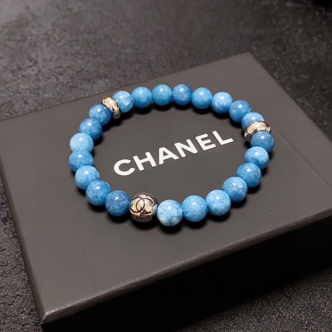 NO:105236,Chanel Chanel letter double C high-end natural aquamarine crystal bead bracelet!  It looks white and thick!  The classic and popular products of Thousand Years Amber and Ten Thousand Years of Beeswax are coming. The brand of Big Brand is absolutely omniscient among fashionable women. It is a well-known brand that is always popular when the years are shipped. It is a well-known brand that is synchronized with authentic molds. It has exclusive high-end quality and super good selling and sought-after neutral models for both men and women!  Elastic rope, jewelry quality, chanel, chanel, bracelet19860909香奈儿Chanel字母双C高级天然海蓝宝水晶珠子手链！显白厚实感十足！千年琥珀、万年蜜蜡经典火热爆款来袭大牌香奶奶这个品牌在时尚女性当中绝对无所不知都知道它的经典与岁月逢出货必火的一个知名品牌同步专柜正品开模独家高端品质超好卖超抢手中性款男女都可佩戴！有弹力绳,饰品精品,chanel,chanel,bracelet,Jewelry