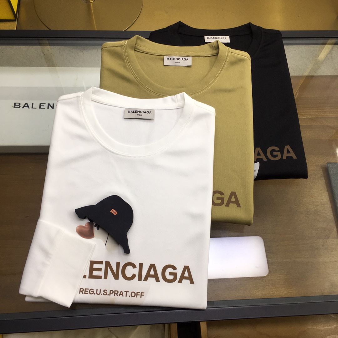 NO:122956,New sweatshirts [BLCA] ss autumn and winter fashion long-sleeved round neck sweatshirt high-end custom-made classic series, fashionable and stylish round neck style, simple and generous, classic brand high-end LOGO design on the chest, high-end inner lining is excellent, anti-static feel is comfortable and smooth, excellent style, crisp and stylish, street sports versatile item, low-key but luxurious, trendy men's essential counter size M-4XL [Please report height and weight if order].,,hoodie, sweatshirts,alexander wang19860909新品卫衣【BLCA】 ss秋冬时尚长袖圆领卫衣 高端定制经典系列,时尚有型 圆领款式,简单大方,胸前经典品牌高档LOGO设计 采用高档内里保暖极佳 可防静电手感舒适顺滑 ,版型超赞 挺括有型 ,街头运动百搭单品,上身低调而不失奢华,潮男必备款专柜尺码M-4XL【下单请报身高体重】.,,hoodie,sweatshirts,alexander wang,Men's clothing