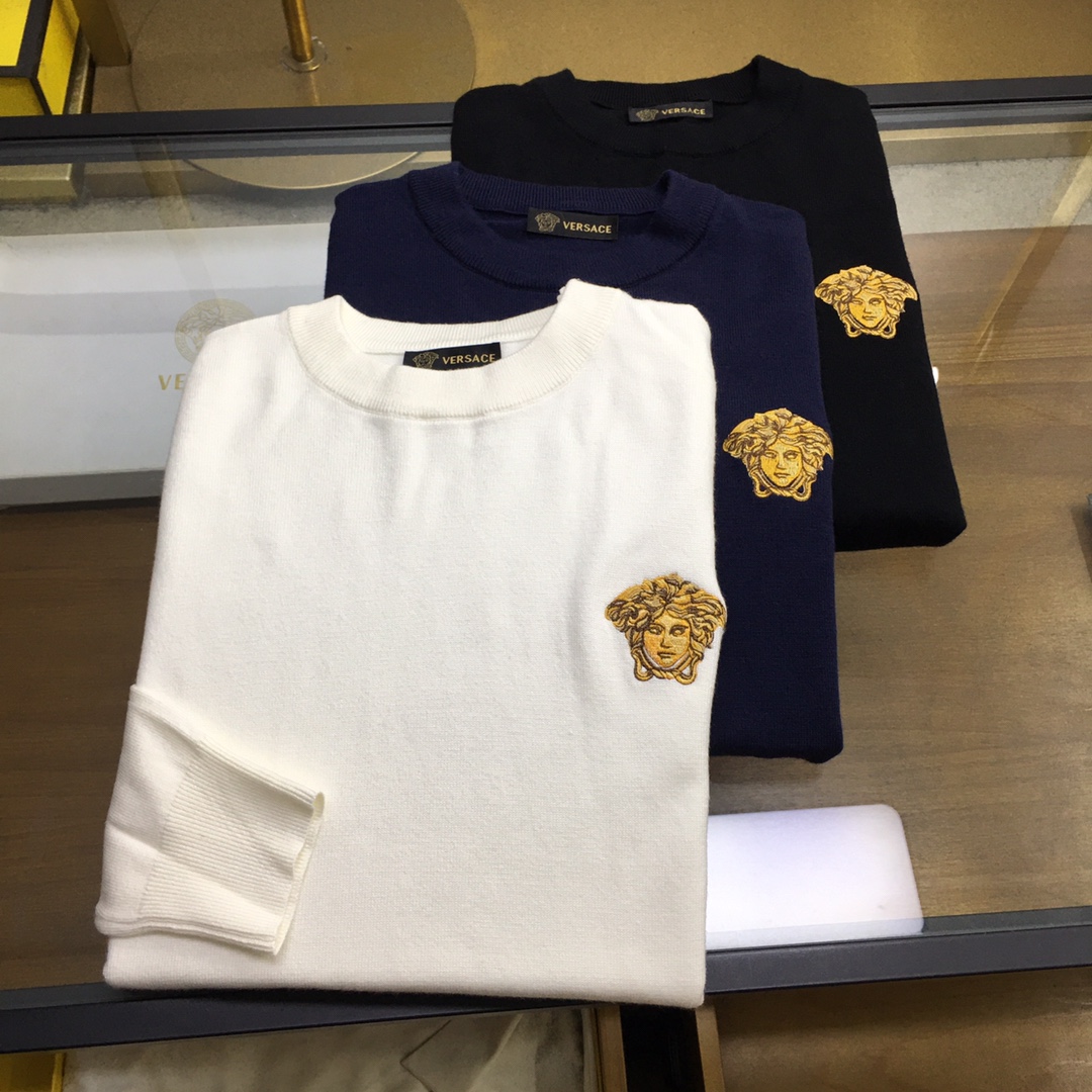 NO:596718,New sweater 'Versac...' fw New embroidered round neck knitted sweater, the fabric texture has clear and obvious strands, excellent drape, exquisite workmanship that meets foreign trade export standards, classic logo on the chest, a full set of customized accessories, no gender distinction, impeccable details, delicate and soft feel!  The upper body fit is awesome!  Size M-3XL,,versace,sweaters,alexander wang19860909新品毛衣《Versac...》 fw 新款刺绣圆领针织毛衣,布面肌理股线清晰明显,垂感一级棒,做工精致都到达外贸出口标准,胸口经典logo标识,全套定制辅料 无性别区分,细节无可挑剔,手感细腻柔软！上身版型超赞！ 尺码M-3XL,,versace,sweaters,alexander wang,Men's clothing