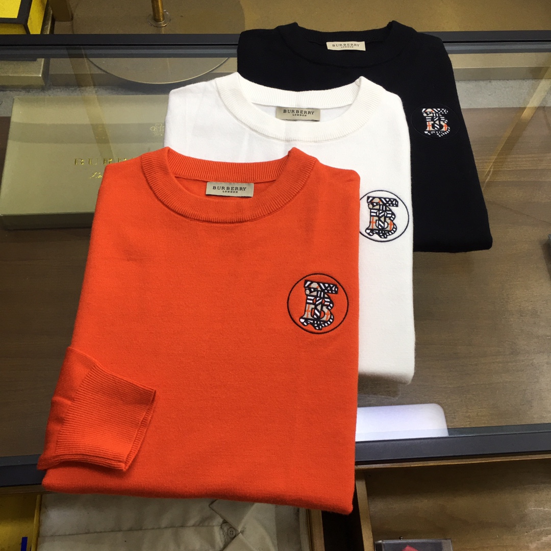 NO:596720,New sweater 'Burber...y...' fw new embroidered round neck knitted sweater, the fabric texture has clear and obvious strands, excellent drape, exquisite workmanship that meets foreign trade export standards, classic logo on the chest, a full set of customized accessories, no gender distinction, impeccable details, delicate and soft feel!  The upper body shape is awesome!  Size M-3XL,,burberry,sweaters,alexander wang19860909新品毛衣《Burber...y...》 fw 新款刺绣圆领针织毛衣,布面肌理股线清晰明显,垂感一级棒,做工精致都到达外贸出口标准,胸口经典logo标识,全套定制辅料 无性别区分,细节无可挑剔,手感细腻柔软！上身版型超赞！ 尺码M-3XL,,burberry,sweaters,alexander wang,Men's clothing