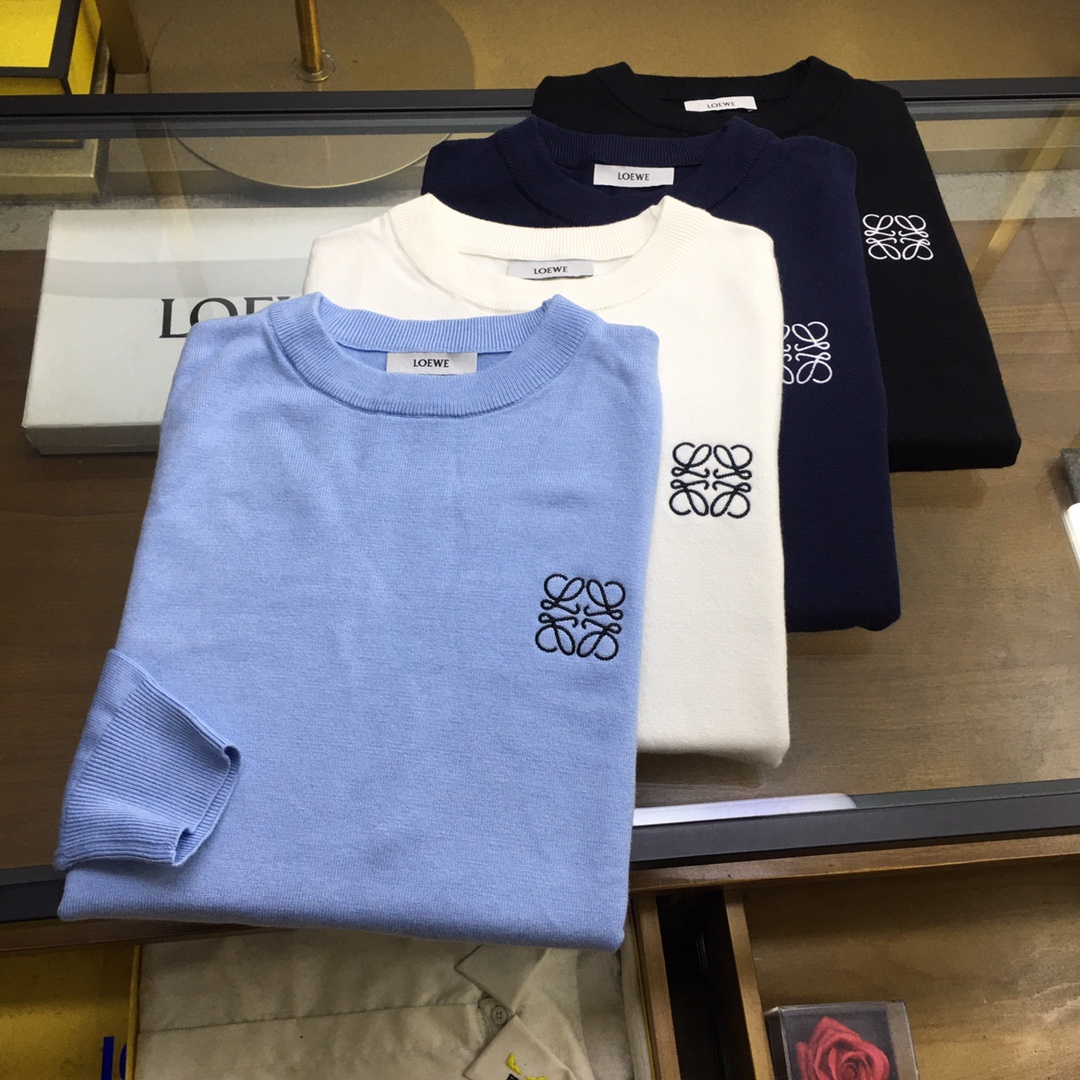 NO:596722,New sweater 'Loew...' fw new embroidered round neck knitted sweater, the fabric texture has clear and obvious strands, excellent drape, exquisite workmanship that meets foreign trade export standards, classic logo on the chest, a full set of customized accessories, no gender distinction, impeccable details, delicate and soft feel!  The upper body shape is awesome!  Size M-3XL,,loewe,sweaters,alexander wang19860909新品毛衣《Loew...》 fw 新款刺绣圆领针织毛衣,布面肌理股线清晰明显,垂感一级棒,做工精致都到达外贸出口标准,胸口经典logo标识,全套定制辅料 无性别区分,细节无可挑剔,手感细腻柔软！上身版型超赞！ 尺码M-3XL,,loewe,sweaters,alexander wang,Men's clothing