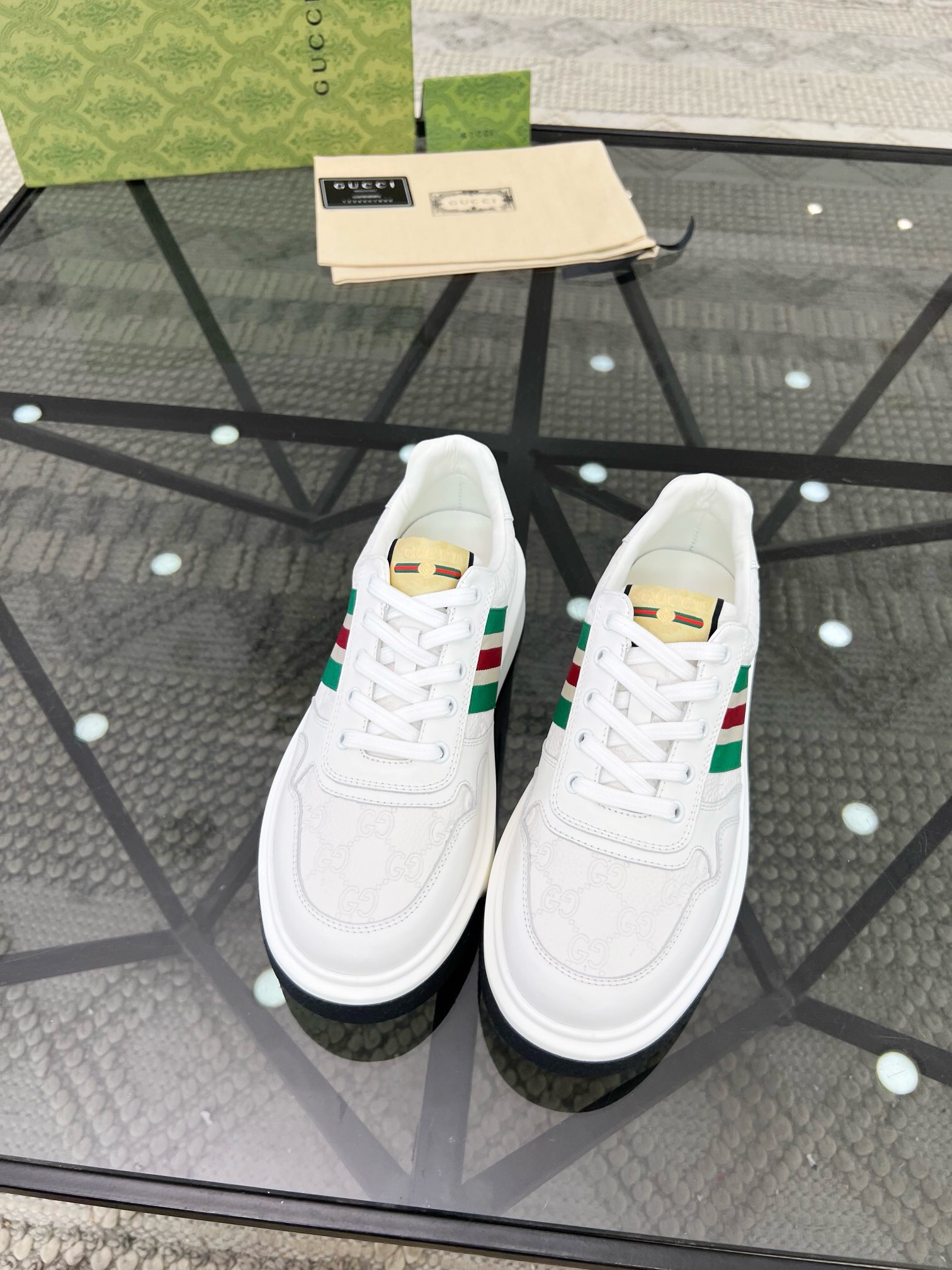 NO:218934,Brand G U C C I color original color matching Number of 38-44 Customized 45 Price Material Guqi counter synchronizes new casual shoes!  High quality Top version 1:1 made fashionable and trendy details impeccable with imported calfskin made of soft and comfortable cowhide inner foot feeling comfortable and superior quality original outsole, Guqi casual shoes, cowhide19860909品牌G U C C I 颜色原版配色 码数38-44定做45 价格 材质古奇专柜同步新品休闲鞋！高品质 顶级版本1:1制作时尚潮流细节无可挑剔采用进口小牛皮制作柔软舒适牛皮内里脚感舒适品质优越原版大底,古奇 休闲鞋,cowhide,Men's shoes