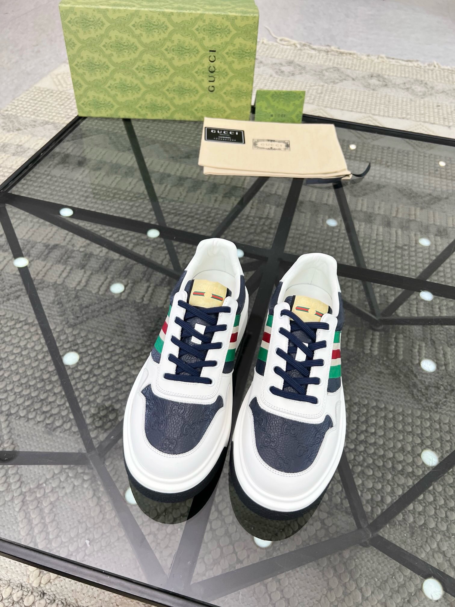 NO:217384,Brand G U C C I color original color matching Number of 38-44 Customized 45 Price Material Guqi counter synchronizes new casual shoes!  High quality Top version 1:1 made fashionable and trendy details impeccable with imported calfskin made of soft and comfortable cowhide inner foot feeling comfortable and superior quality original outsole, Guqi casual shoes, cowhide19860909品牌G U C C I 颜色原版配色 码数38-44定做45 价格 材质古奇专柜同步新品休闲鞋！高品质 顶级版本1:1制作时尚潮流细节无可挑剔采用进口小牛皮制作柔软舒适牛皮内里脚感舒适品质优越原版大底,古奇 休闲鞋,cowhide,Men's shoes