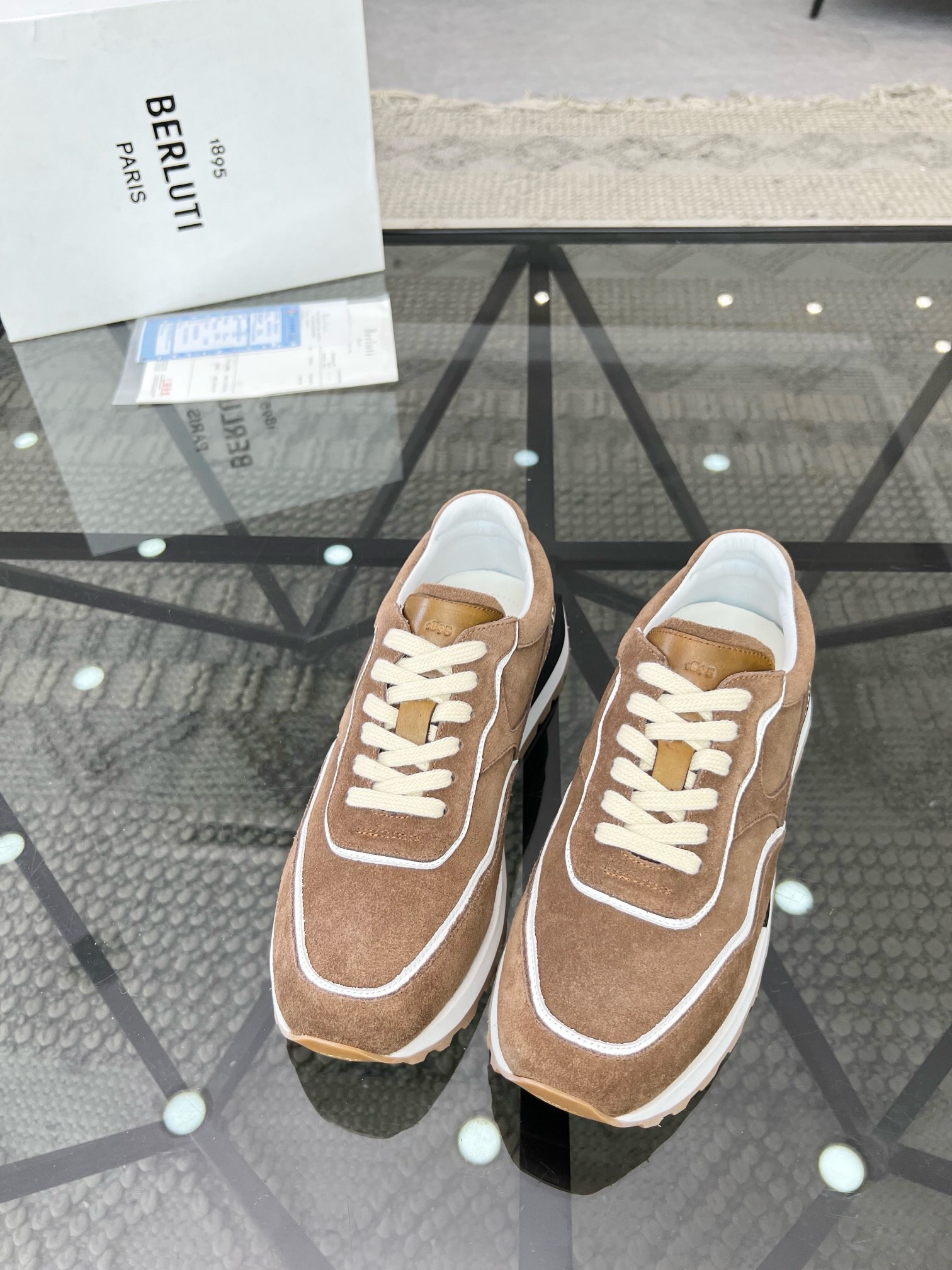 NO:218972,Brand Berluti original color matching, size 39-44 customized 38.45 price Material Berluti new style high-end top · original single Ber* Berluti French top men's shoes, Berluti brand's debut broke the convention and launched a new Edge last. This bold improvement of the iconic last is of great significance to its unique shape and width creative work. On Alessandro shoes, this angular outline is made by Kris' bold and professional new Cloudy dyeing, which makes it look more perspective. It is both business and casual. Classic and fashionable!  The handwritten patterns on the shoe body add a lot of color, Berluti, christian louboutin, Dolce & Gabbana19860909品牌Berluti 颜色原版配色 码数39-44定做38.45 价格 材质伯尔鲁帝新款 高端 顶级·原单Ber*布鲁提法国顶级男鞋,Berluti品牌的首秀中打破常规,推出全新的Edge鞋楦.标志性鞋楦的这种大胆改良,对于其独特形状和边宽创意工作意义重大、在Alessandro鞋履上,这种棱角分明的轮廓经Kris大胆专业的全新Cloudy 染色显得更有透视感.既商务又休闲.经典时尚！鞋身的手写纹更为其增色不少,Berluti 布鲁提,christian louboutin,Dolce&Gabbana,Men's shoes