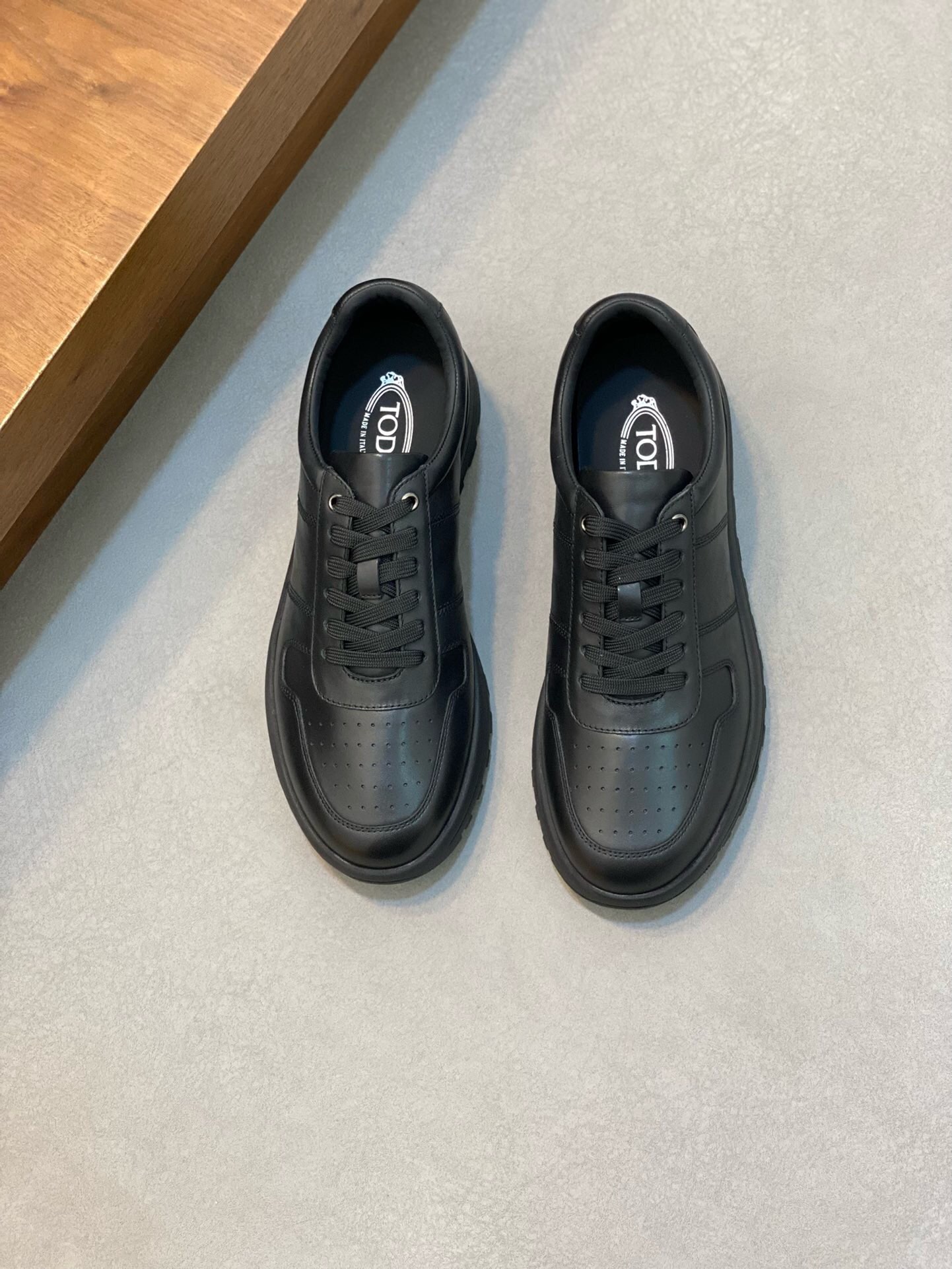 NO:218928,Brand TOD'S color original color matching Size 38-44 Customized 45 Price Material Todds Men's New Casual Shoes This TOD'S sneakers attract attention with a novel design, and rubber beans show the traditional elements of the brand. Suede leather is made of smooth leather, and the seam fabric is soft to the touch, and the side is decorated with TOD'S logo. Upper imported cowhide   breathable mesh   rubber outsole, TOD'S casual shoes, Tod's, sneakers, cowhide19860909品牌TOD'S 颜色原版配色 码数38-44定做45 价格 材质托德斯男士 新款 休闲鞋 本款TOD'S 运动鞋以新颖设计吸引眼球,橡胶豆豆尽显品牌传统元素.绒面皮革拼光滑皮革制成,拼缝织物,触感柔软,侧边饰以TOD'S 标识. 鞋面进口牛皮 透气网里 橡胶大底,TOD'S 休闲鞋,Tod's,sneakers,cowhide,Men's shoes