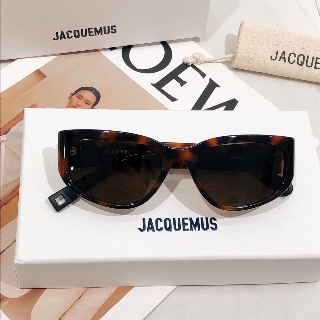 【JACQUEMUS】\n潮款小众品牌\nMOd:CMUO\nSIZE:--.\n风格兼容古典摩登\n风靡ins出镜率超高\n原版五金扣\n又时髦个性，