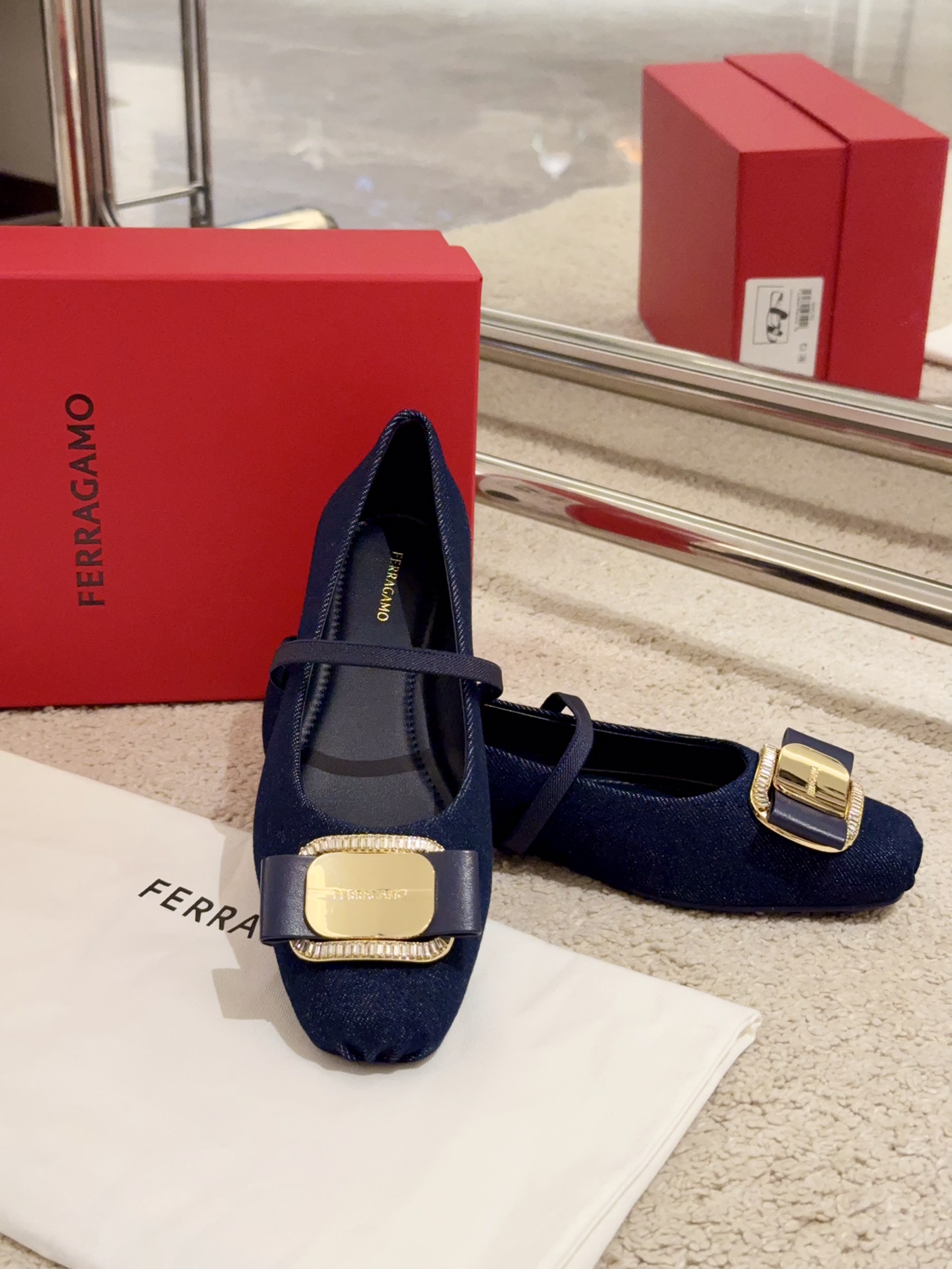 NO:238407,【SF】Denim diamond buckle bow-tie ballet shoes. The newly designed ballet shoes are elegant and casual and perfectly grasped while not lacking retro and modern fashion. Whether it is white-collar workers or daily outfits, they are very light and soft. The last shape fits the feet perfectly. It is not only comfortable and versatile, but also elegant and versatile. Sisters are really a style that can be closed. Material silk/denim denim inner mixed-bred sheepskin sole open mold round sole. Round version European code 4.5=35,5.5=36,6.5=37,7.5=38,8.5=39 (40 customization, no return or exchange), single shoes, sheepskin, real silk,19860909【SF】牛仔钻扣蝴蝶结芭蕾舞鞋 全新设计的芭蕾舞鞋优雅与随性完美拿捏的同时又不缺复古摩登的时尚感觉无论白领还是日常穿搭都很绝脚感轻盈软糯,楦型完美贴合双脚,不仅舒适百搭,还优雅百变,姐妹们真的是完全可以闭眼入的款式 材质真丝/牛仔丹宁内里混种羊皮 鞋底开模圆版大底 圆版欧码标4.5=35,5.5=36,6.5=37,7.5=38,8.5=39（40定制不退换）,单鞋,sheepskin,real silk,Women's Shoes