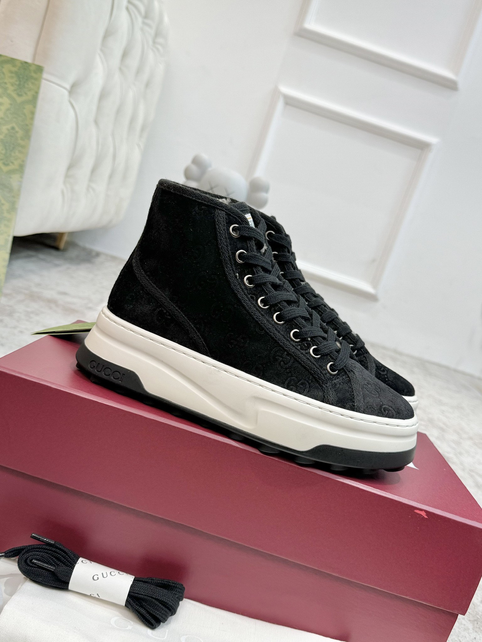 NO:679005,The new 1977 thick-soled furry shoes keep her warm this winter [turn around][turn around][turn around] Embossed grade A cow suede Customized lamb curls Latest red packaging Women 35-40 (34, 41 can be customized) Men 39-44 (45 can be customized) Women, men, casual shoes/sports shoes, sneakers198609091977厚底毛毛鞋上新穿上她这个冬天暖洋洋[转圈][转圈][转圈] 压纹A级牛反绒 定制羊羔卷毛 最新红色包装 女35-40（34、41可定）男39-44（45可定） 女,男,休闲鞋/运动鞋,sneakers,Women's Shoes