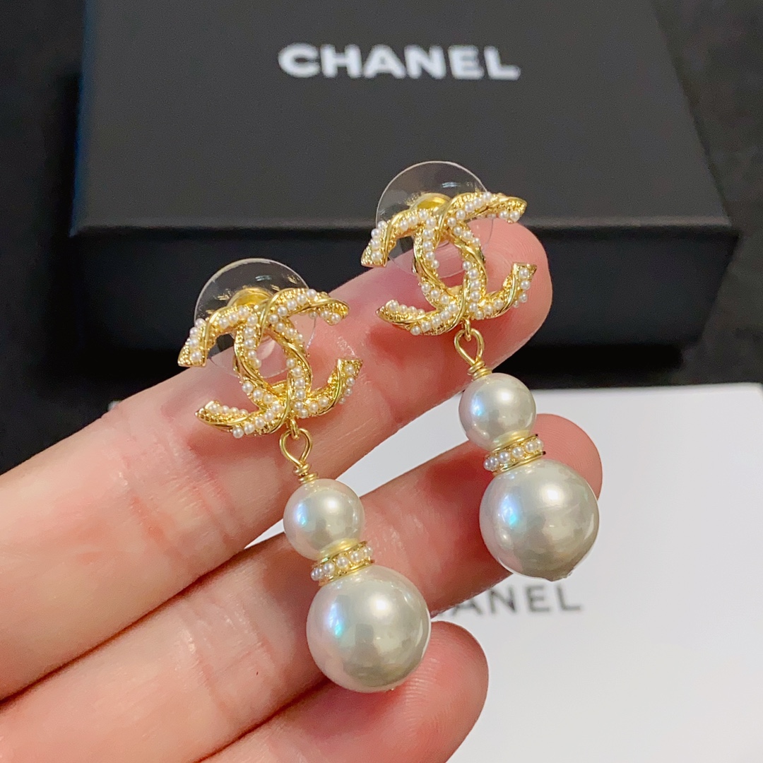 小香 CHANEL新品 个性时尚满钻双C葫芦珍珠耳钉😌搭配水钻满满的😍级别 品质 优雅大方精工设计 非常修饰脸型 青春活力 一眼就被这款吸引了 非 8