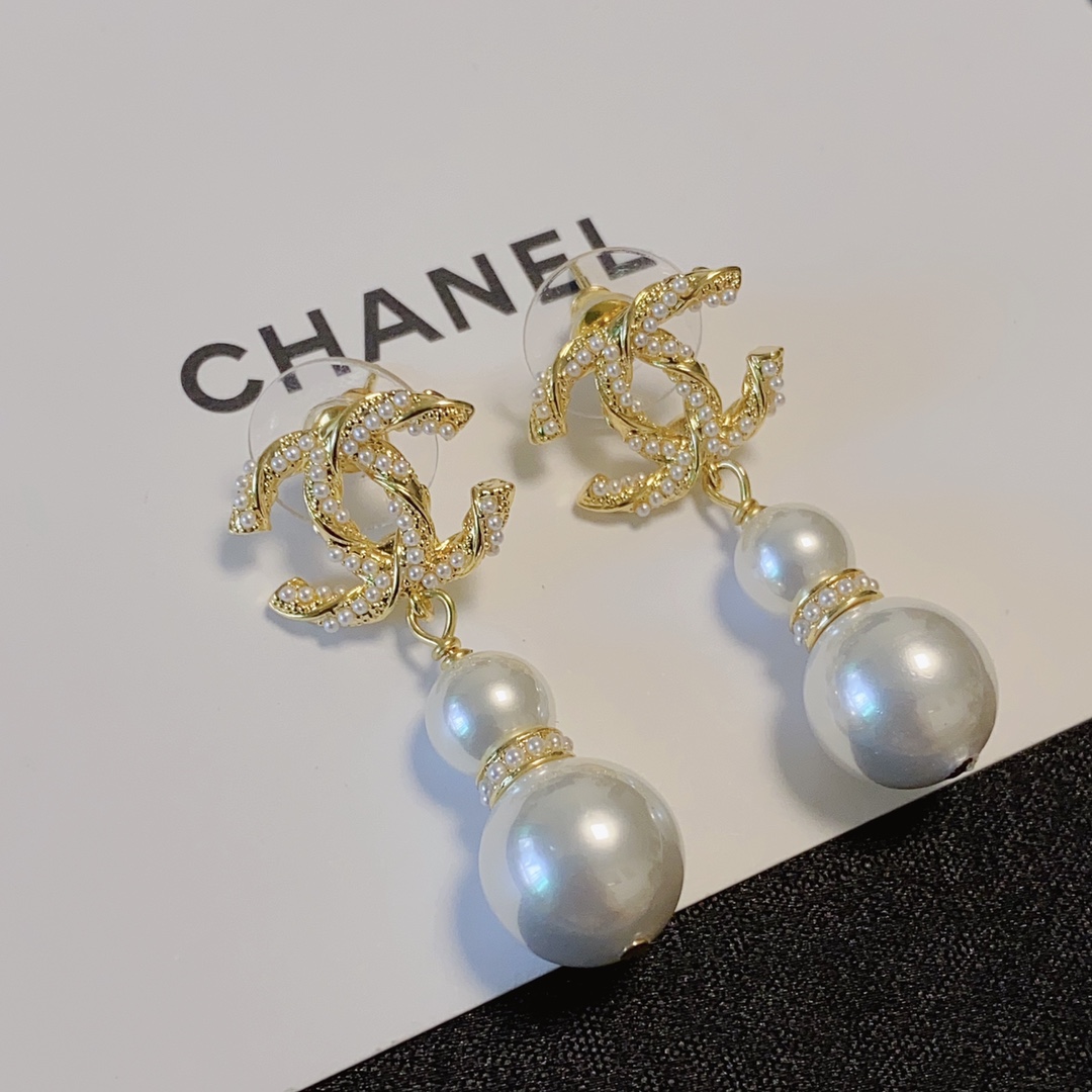 小香 CHANEL新品 个性时尚满钻双C葫芦珍珠耳钉😌搭配水钻满满的😍级别 品质 优雅大方精工设计 非常修饰脸型 青春活力 一眼就被这款吸引了 非 7