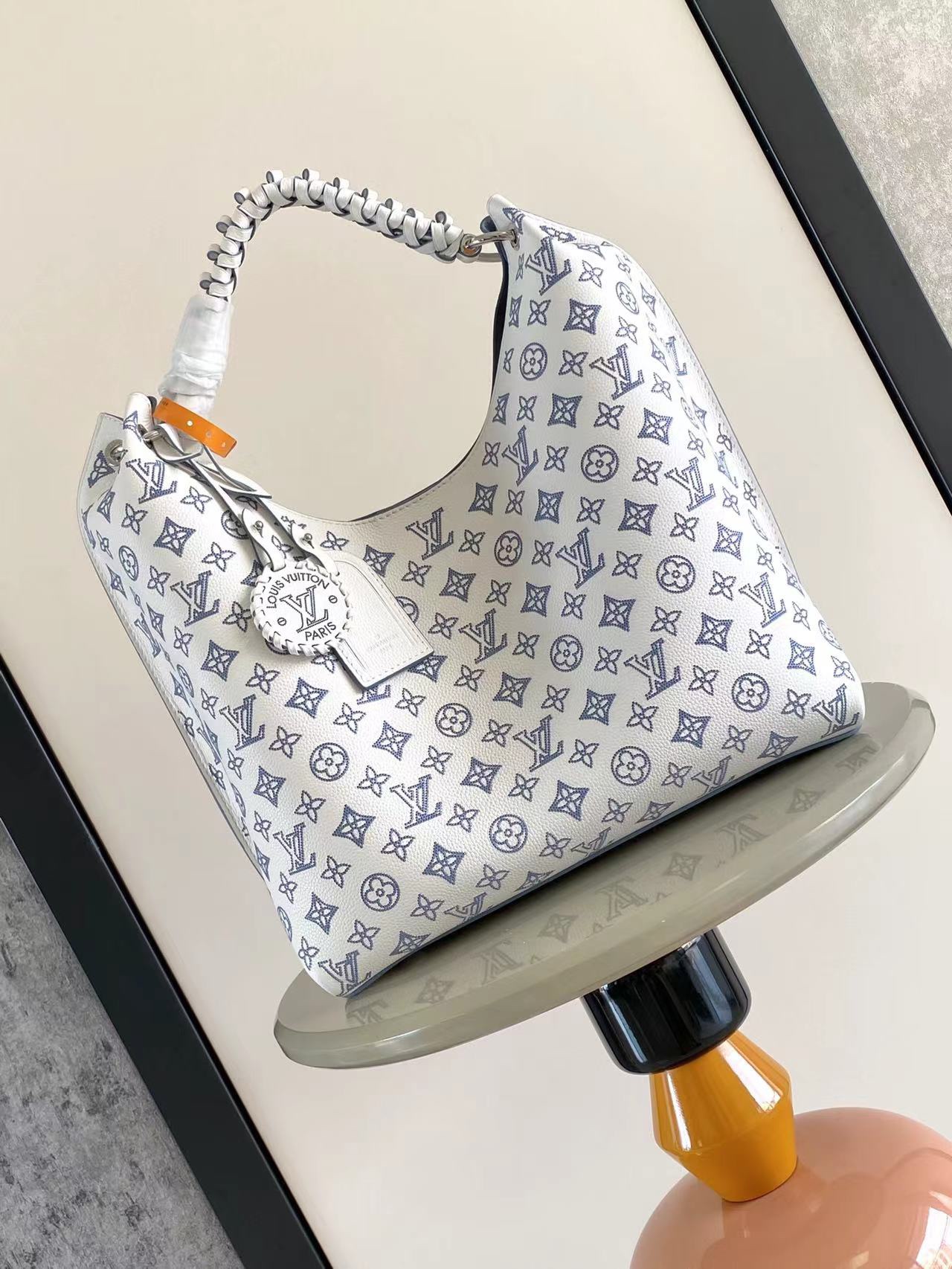 NO:551906,M53188 m11735 This bag is made of imported granular Taurillon calfskin!  Its fashionable silhouette has a youthful atmosphere. The full leather punched braided wrist double tag women's shoulder bag oo [handshake] [handshake] is especially beautiful when casually carried across the shoulder. The oversized shiny palladium copper twist lock seal adds an avant-garde atmosphere. Size 35x40x17cm!  ,,satchels,cowhide19860909M53188 m11735这款包选用进口颗粒Taurillon小牛皮制做而成！其时尚轮廓极具青春气息,全皮冲孔编织手腕双吊牌女士挎包oo[握手][握手]随意斜背在肩上尤为美观,超大尺寸闪亮钯铜扭锁封口,增添前卫气息.尺寸35x40x17cm！,,satchels,cowhide,Bag