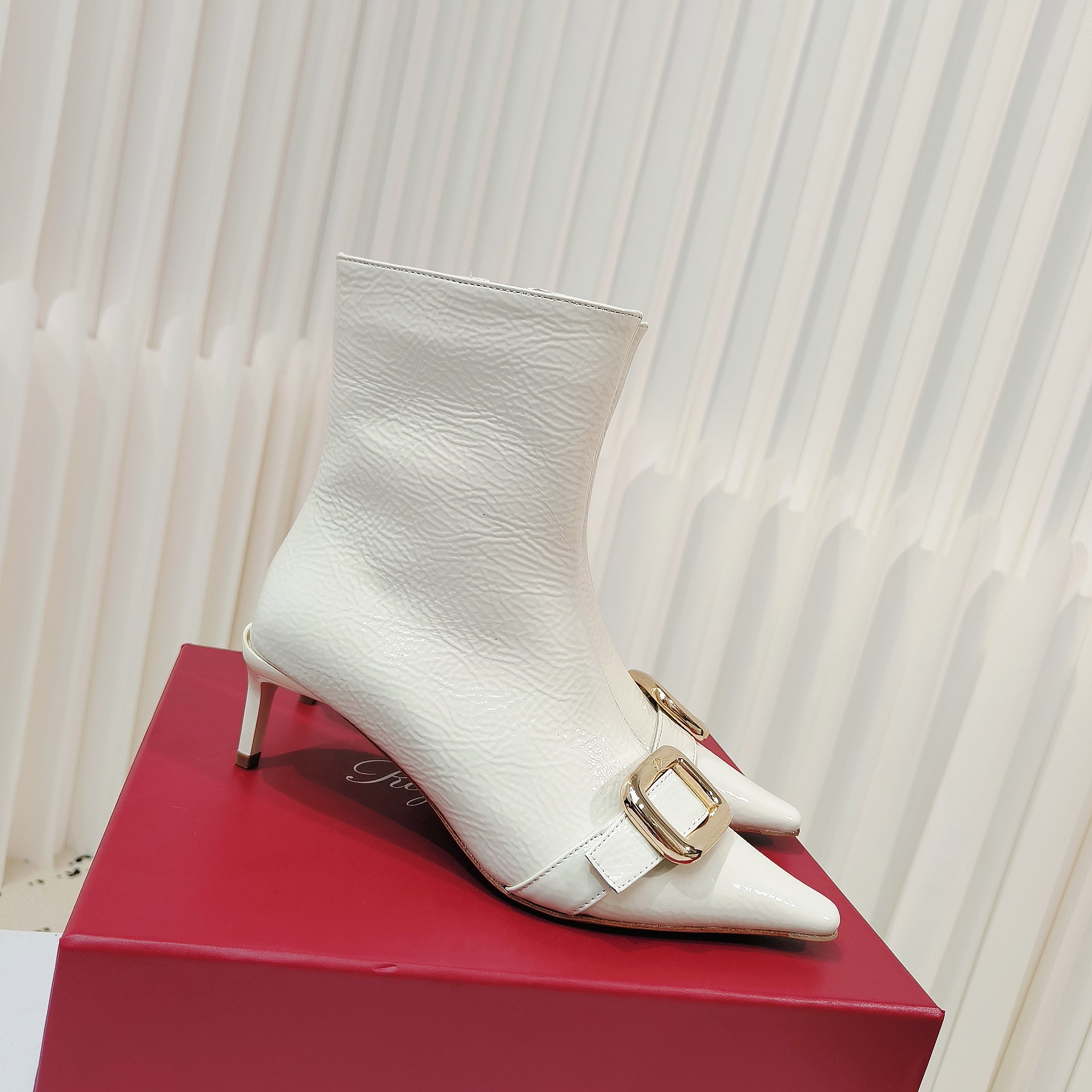 NO:629324,Roger vivie*'s winter counter simultaneously launches the new Viv' Canard full leather high-heeled round buckle short boots. These short boots draw inspiration from the brand's past masterpieces and combine multiple elements to show Vivian style. The exquisite and special pointed square toe design is embellished with rounded metal buckles, and the painted heel is embellished with a three-dimensional RV logo. It is gentle and elegant, showing the style of an urban beauty. Sheepskin lining + genuine leather outsole, heel height 7cm.  Size34-41 (34.40.41 customized, non-refundable and non-exchangeable), boots, roger vivor, boots, sheepskin, Leather soles19860909Roger vivie*冬季专柜同步上新Viv ' Canard 全皮革高跟圆扣短靴此款短靴从品牌往期代表作汲取灵感,糅合多重元素,尽显维维亚风情.精巧又特别的尖方头设计,点缀圆角金属饰扣,镀漆后跟点缀立体感 RV 标识.温柔又优雅,尽显都市佳人风范.羊皮内里+真皮大底,跟高7cm. Size34-41码（34.40.41定做不退不换）,靴子,roger vivier,boots,sheepskin,Leather soles,Women's Shoes