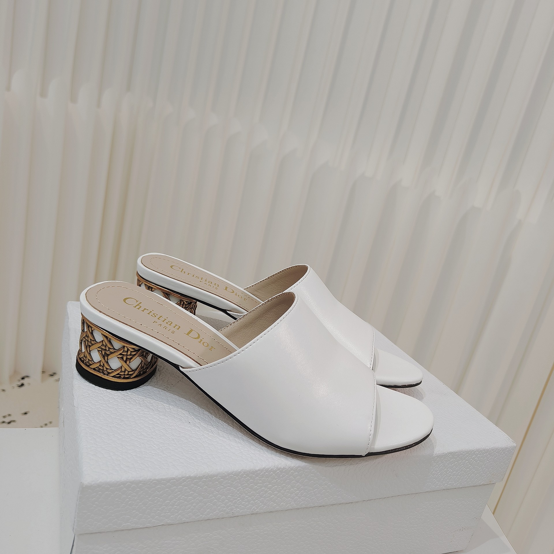 NO:166151,Dior autumn full leather round heel medium/high heel one-piece slippers are made of all leather handmade. The simple upper is not decorated in half. It is paired with a gold hollow round heel. It is the only highlight of the whole pair of shoes. It looks low-key and luxurious. The foot pads and the inner part are soft sheepskin, which is comfortable and breathable when worn. It is equipped with imported genuine leather sole, and the heel height is 4cm/8cm. Size 34-42 size (34.40.41.42 custom-made, no return or replacement), slippers, dior, slippers, sheepskin, Leather soles19860909Dior秋季全皮圆跟中/高跟一字拖 此款拖鞋采用全皮手工定制而成,简单的鞋面没有半分装饰,配上金色镂空圆跟,是整双鞋子的唯一亮点,看起来既低调又不失奢华.垫脚及内里都采用柔软的羊皮,穿上脚舒适又透气,配以进口真皮大底,跟高4cm/8cm. Size34-42码（34.40.41.42定做不退不换）,拖鞋,dior,slippers,sheepskin,Leather soles,Women's Shoes