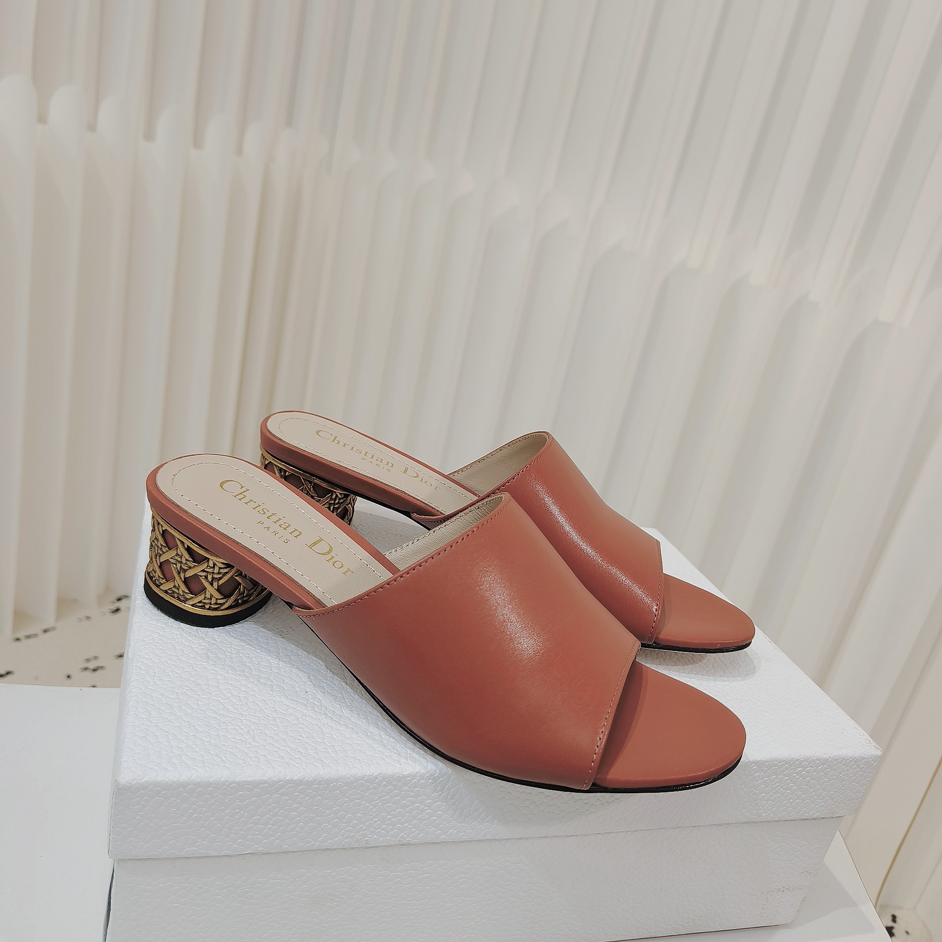 NO:166153,Dior autumn full leather round heel medium/high heels are hand-made with all leather. The simple upper is not decorated in half. It is paired with a gold hollow round heel. It is the only highlight of the whole pair of shoes. It looks low-key and luxurious. The foot pads and the inner part are soft sheepskin, which is comfortable and breathable when worn. It is equipped with imported genuine leather sole, and the heel height is 4cm/8cm. Size 34-42 size (34.40.41.42 custom-made, no return or replacement), slippers, dior, slippers, sheepskin, Leather soles19860909Dior秋季全皮圆跟中/高跟一字 此款拖鞋采用全皮手工定制而成,简单的鞋面没有半分装饰,配上金色镂空圆跟,是整双鞋子的唯一亮点,看起来既低调又不失奢华.垫脚及内里都采用柔软的羊皮,穿上脚舒适又透气,配以进口真皮大底,跟高4cm/8cm. Size34-42码（34.40.41.42定做不退不换）,拖鞋,dior,slippers,sheepskin,Leather soles,Women's Shoes