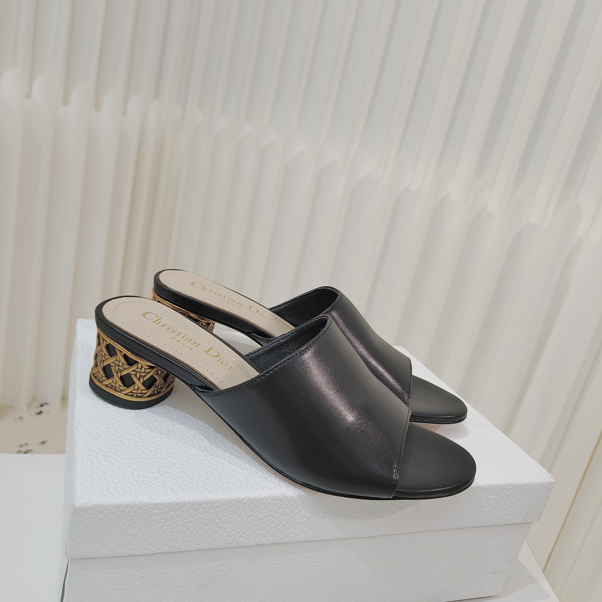 NO:166155,Dior autumn full leather round heel medium/high heel one-piece slippers are made of all leather handmade. The simple upper is not decorated in half. It is paired with a gold hollow round heel. It is the only highlight of the whole pair of shoes. It looks low-key and luxurious. The foot pads and the inner part are soft sheepskin, which is comfortable and breathable when worn. It is equipped with imported genuine leather sole, and the heel height is 4cm/8cm. Size 34-42 size (34.40.41.42 custom-made, no return or replacement), slippers, dior, slippers, sheepskin, Leather soles19860909Dior秋季全皮圆跟中/高跟一字拖 此款拖鞋采用全皮手工定制而成,简单的鞋面没有半分装饰,配上金色镂空圆跟,是整双鞋子的唯一亮点,看起来既低调又不失奢华.垫脚及内里都采用柔软的羊皮,穿上脚舒适又透气,配以进口真皮大底,跟高4cm/8cm. Size34-42码（34.40.41.42定做不退不换）,拖鞋,dior,slippers,sheepskin,Leather soles,Women's Shoes