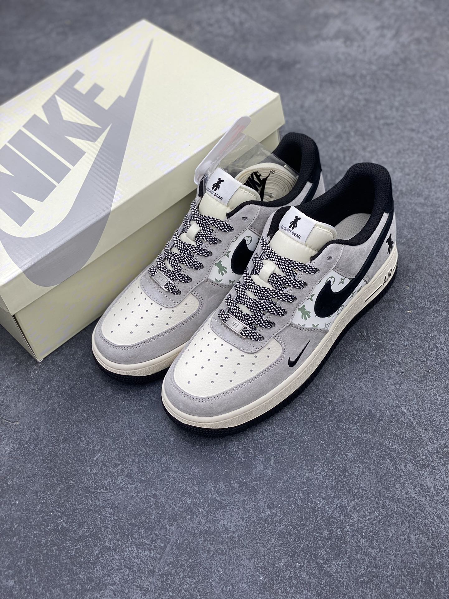 图片[8]-NIke Air Force 1 \’07 Low “暴力熊联名–灰黑印花”空军一号 低帮 运动鞋 休闲鞋 折边针车 工艺难度大 原楦头原纸板 原装鞋盒 定制五金配件 内置全掌气垫 原厂鞋底 货号：SJ9188-002 尺码：36 36.5 37.5 38 38.5 39 40 40.5 41 42 42.5 43 44 44.5 45-选品中心