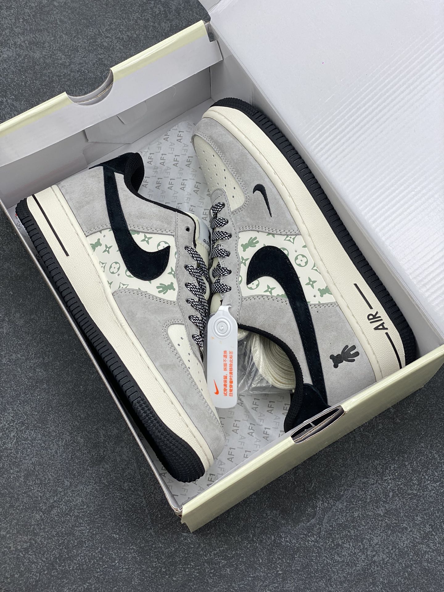 图片[9]-NIke Air Force 1 \’07 Low “暴力熊联名–灰黑印花”空军一号 低帮 运动鞋 休闲鞋 折边针车 工艺难度大 原楦头原纸板 原装鞋盒 定制五金配件 内置全掌气垫 原厂鞋底 货号：SJ9188-002 尺码：36 36.5 37.5 38 38.5 39 40 40.5 41 42 42.5 43 44 44.5 45-选品中心