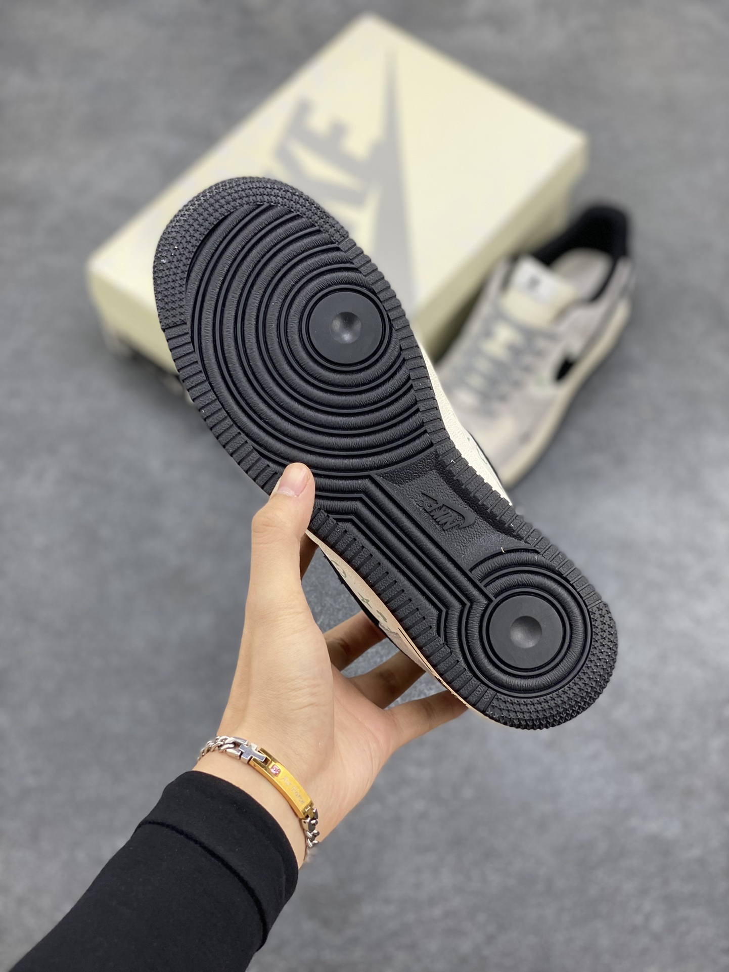 图片[5]-NIke Air Force 1 \’07 Low “暴力熊联名–灰黑印花”空军一号 低帮 运动鞋 休闲鞋 折边针车 工艺难度大 原楦头原纸板 原装鞋盒 定制五金配件 内置全掌气垫 原厂鞋底 货号：SJ9188-002 尺码：36 36.5 37.5 38 38.5 39 40 40.5 41 42 42.5 43 44 44.5 45-选品中心