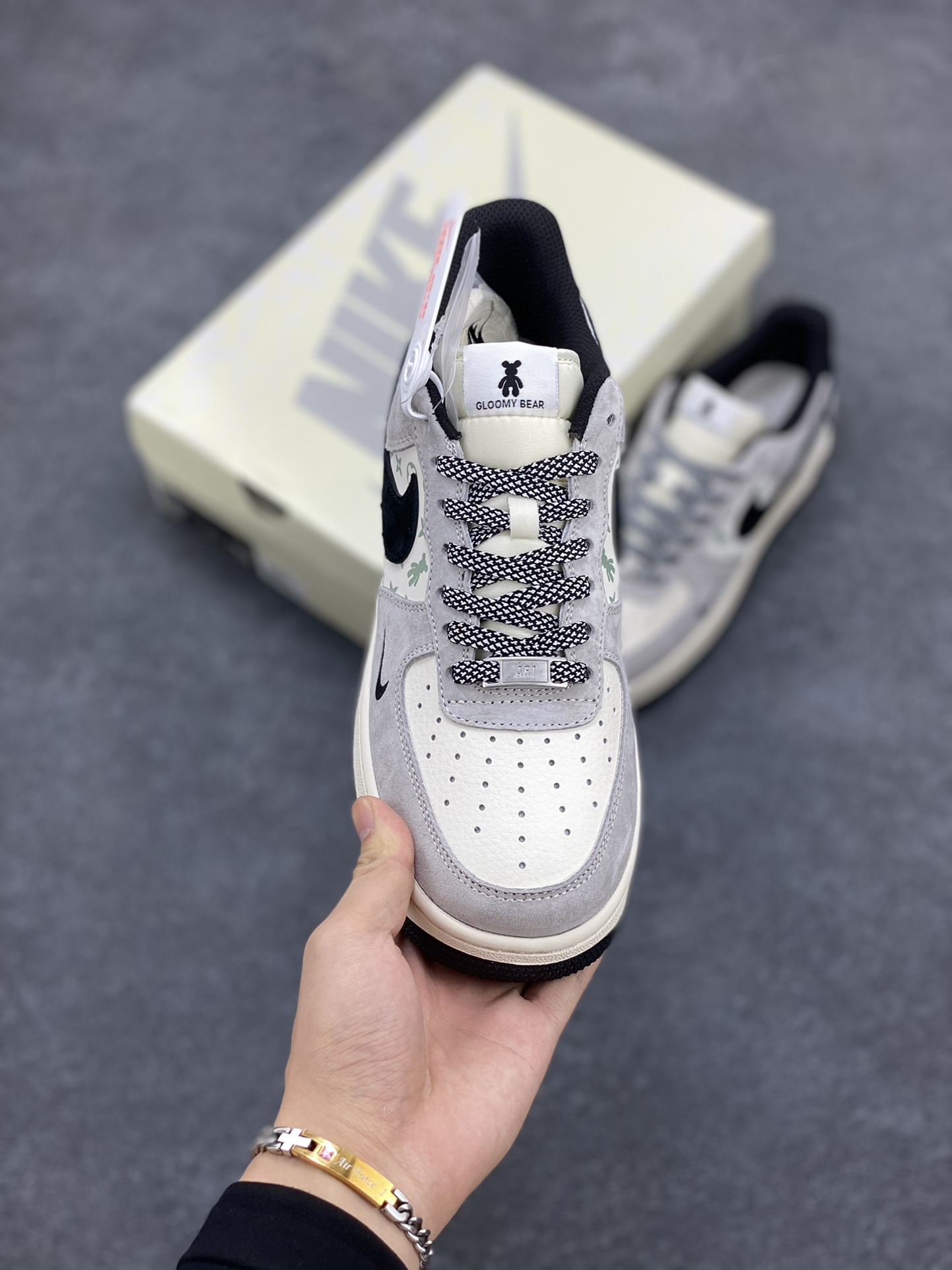 图片[2]-NIke Air Force 1 \’07 Low “暴力熊联名–灰黑印花”空军一号 低帮 运动鞋 休闲鞋 折边针车 工艺难度大 原楦头原纸板 原装鞋盒 定制五金配件 内置全掌气垫 原厂鞋底 货号：SJ9188-002 尺码：36 36.5 37.5 38 38.5 39 40 40.5 41 42 42.5 43 44 44.5 45-选品中心