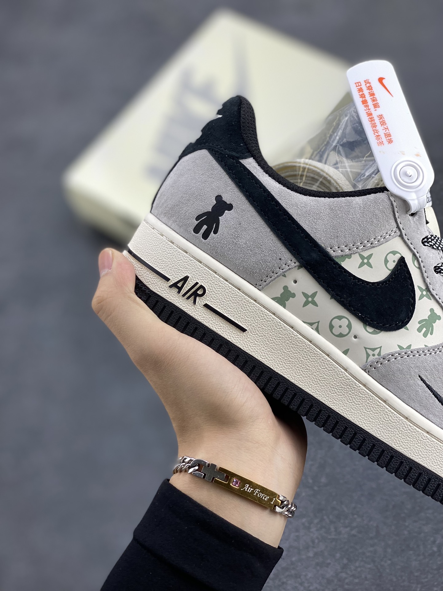 图片[6]-NIke Air Force 1 \’07 Low “暴力熊联名–灰黑印花”空军一号 低帮 运动鞋 休闲鞋 折边针车 工艺难度大 原楦头原纸板 原装鞋盒 定制五金配件 内置全掌气垫 原厂鞋底 货号：SJ9188-002 尺码：36 36.5 37.5 38 38.5 39 40 40.5 41 42 42.5 43 44 44.5 45-选品中心
