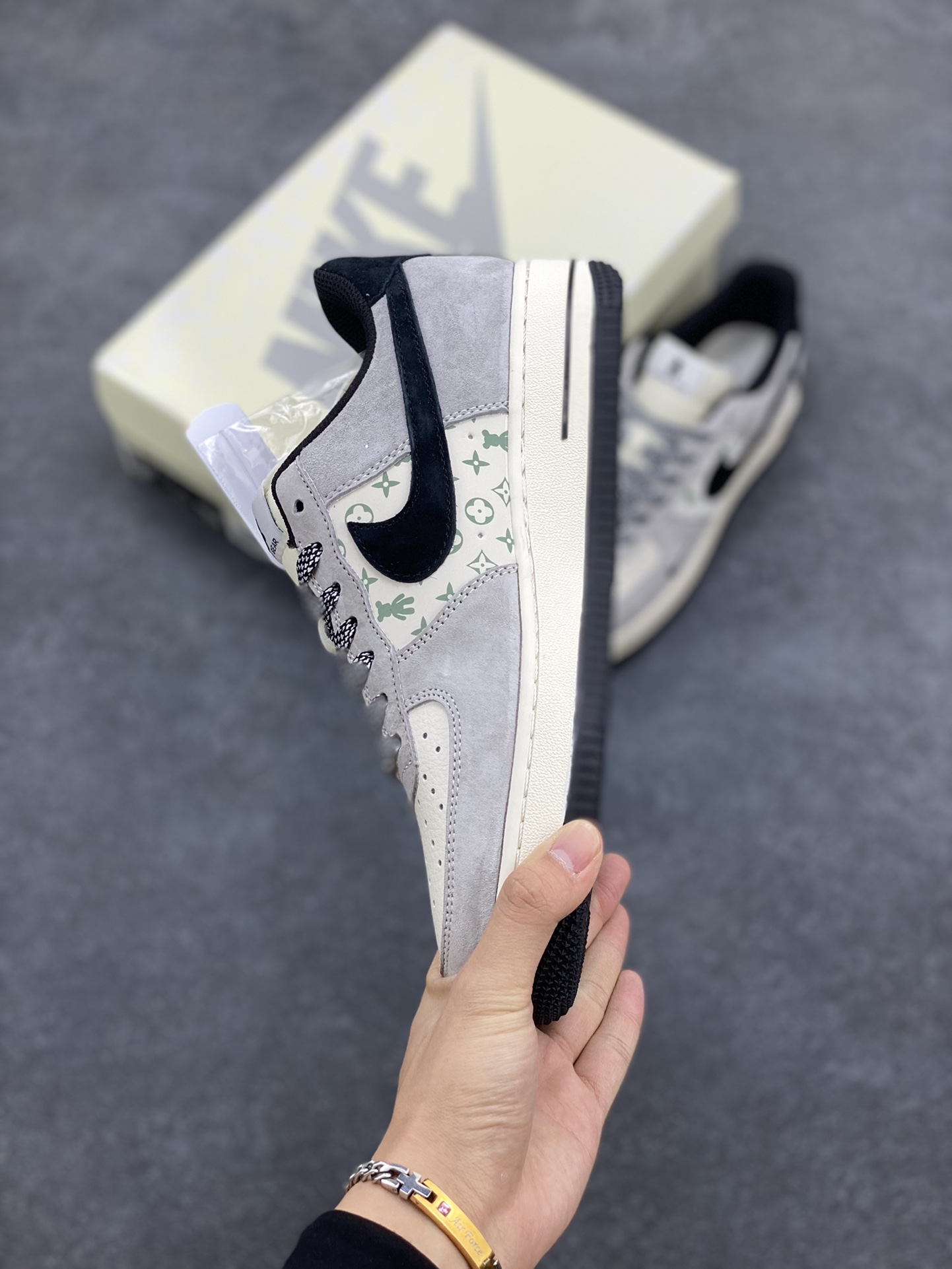 图片[3]-NIke Air Force 1 \’07 Low “暴力熊联名–灰黑印花”空军一号 低帮 运动鞋 休闲鞋 折边针车 工艺难度大 原楦头原纸板 原装鞋盒 定制五金配件 内置全掌气垫 原厂鞋底 货号：SJ9188-002 尺码：36 36.5 37.5 38 38.5 39 40 40.5 41 42 42.5 43 44 44.5 45-选品中心