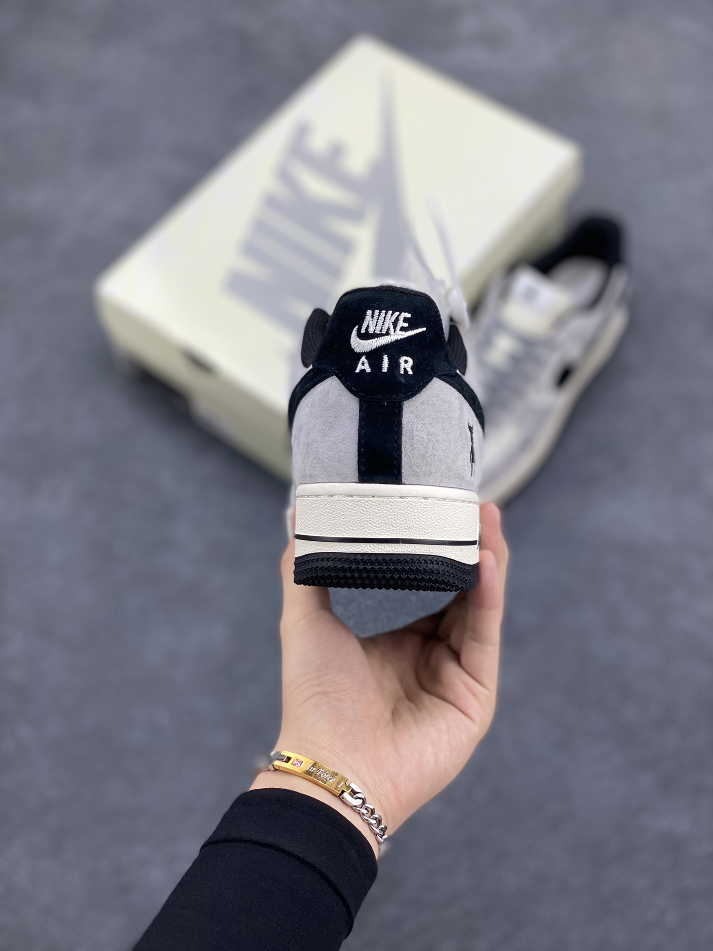 图片[4]-NIke Air Force 1 \’07 Low “暴力熊联名–灰黑印花”空军一号 低帮 运动鞋 休闲鞋 折边针车 工艺难度大 原楦头原纸板 原装鞋盒 定制五金配件 内置全掌气垫 原厂鞋底 货号：SJ9188-002 尺码：36 36.5 37.5 38 38.5 39 40 40.5 41 42 42.5 43 44 44.5 45-选品中心